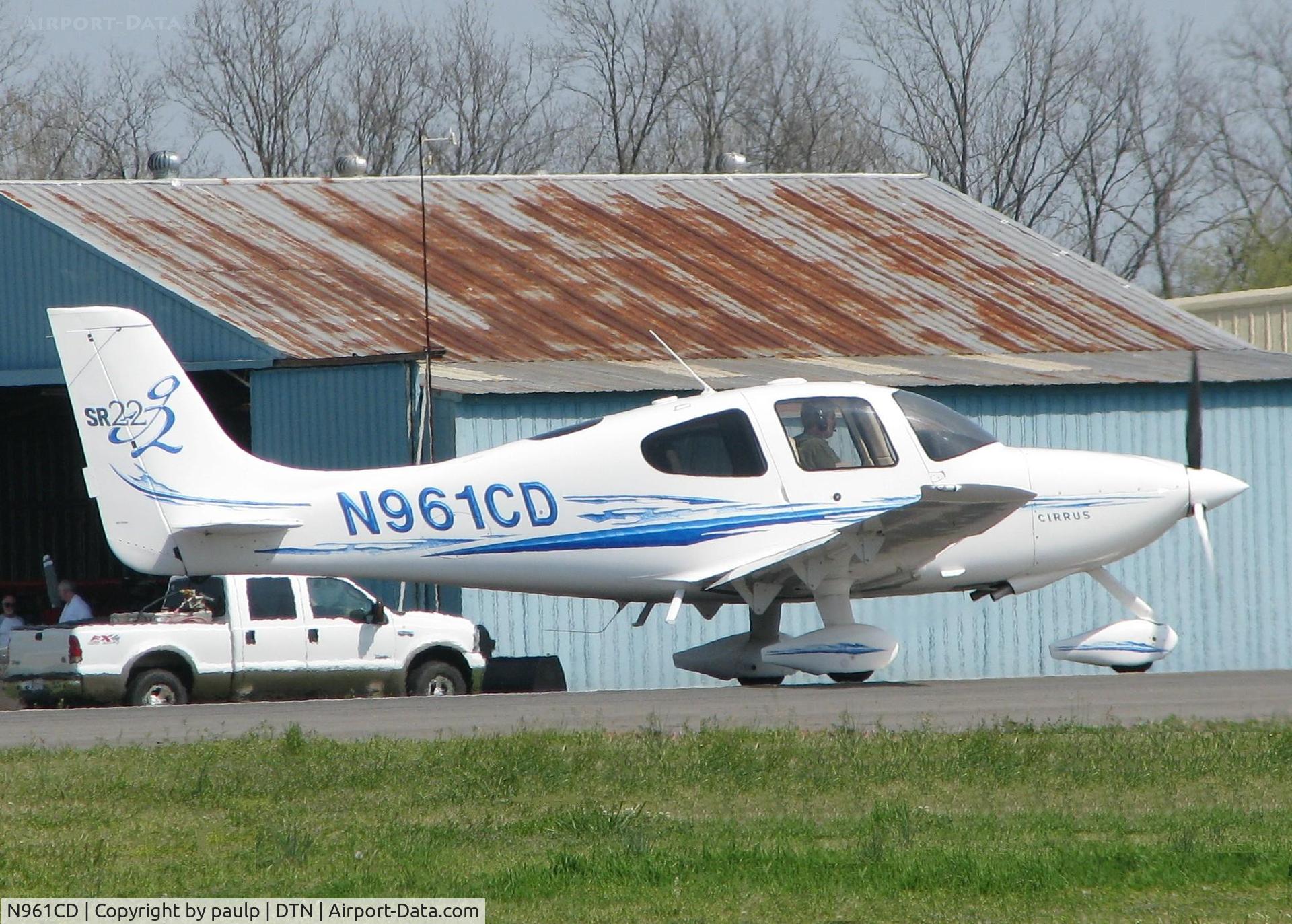 N961CD, 2006 Cirrus SR22 G2 C/N 1824, Rolling down runway 14 about to lift off from the Shreveport Downtown airport.