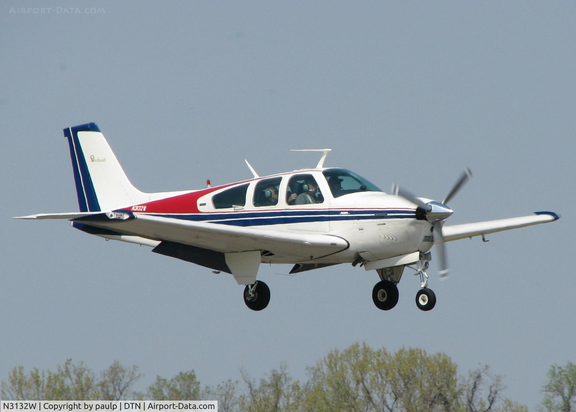 N3132W, 1973 Beech F33A Bonanza C/N CE-477, Landing on 14 at the Shreveport Downtown airport.