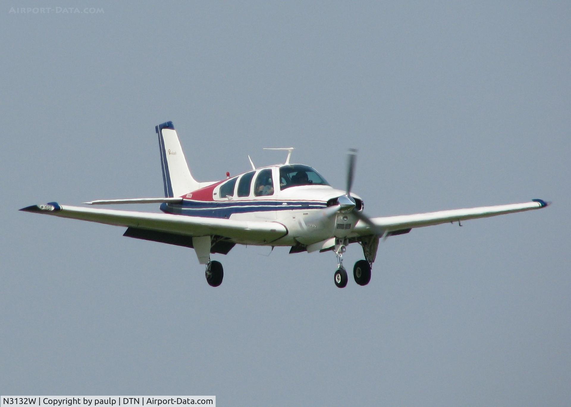 N3132W, 1973 Beech F33A Bonanza C/N CE-477, Landing at the Shreveport Downtown airport.