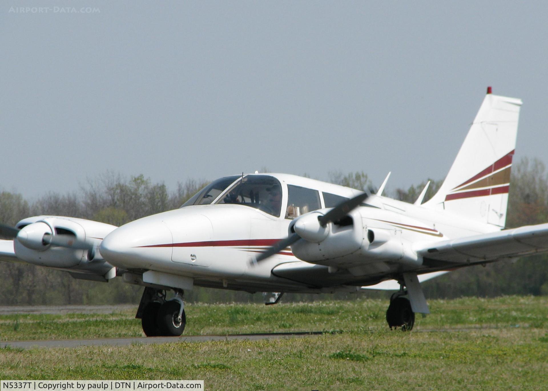 N5337T, 1972 Piper PA-34-200 Seneca C/N 34-7250249, Taxiing to runway 14 via Foxtrot at the Shreveport Downtown airport.