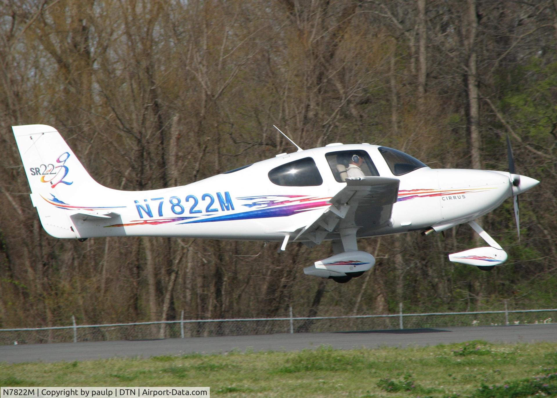 N7822M, 2005 Cirrus SR22 G2 C/N 1722, About a second from touch down on runway 14 at the Shreveport Downtown airport.