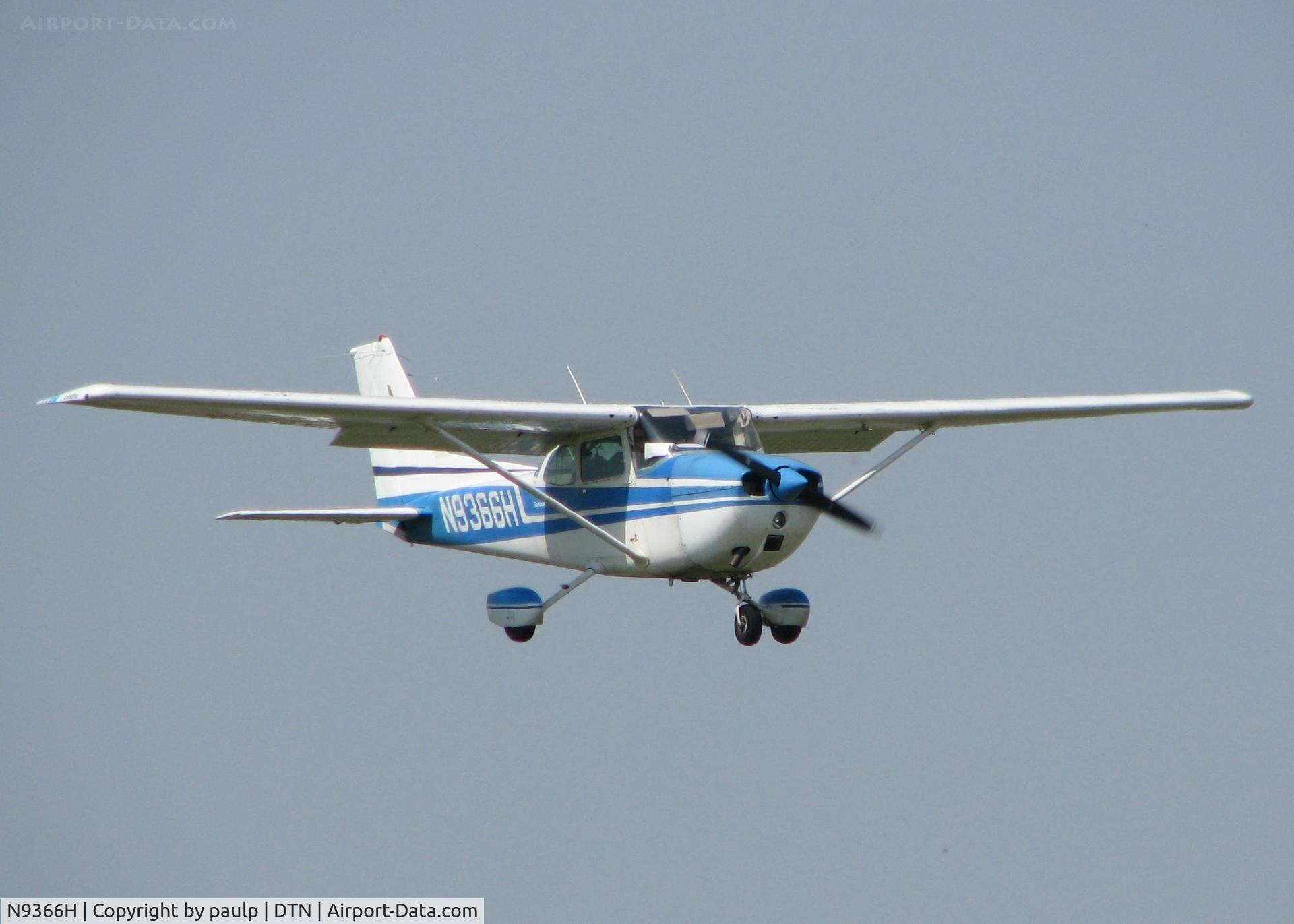N9366H, 1975 Cessna 172M C/N 17266119, Landing on 14 at the Shreveport Downtown airport.