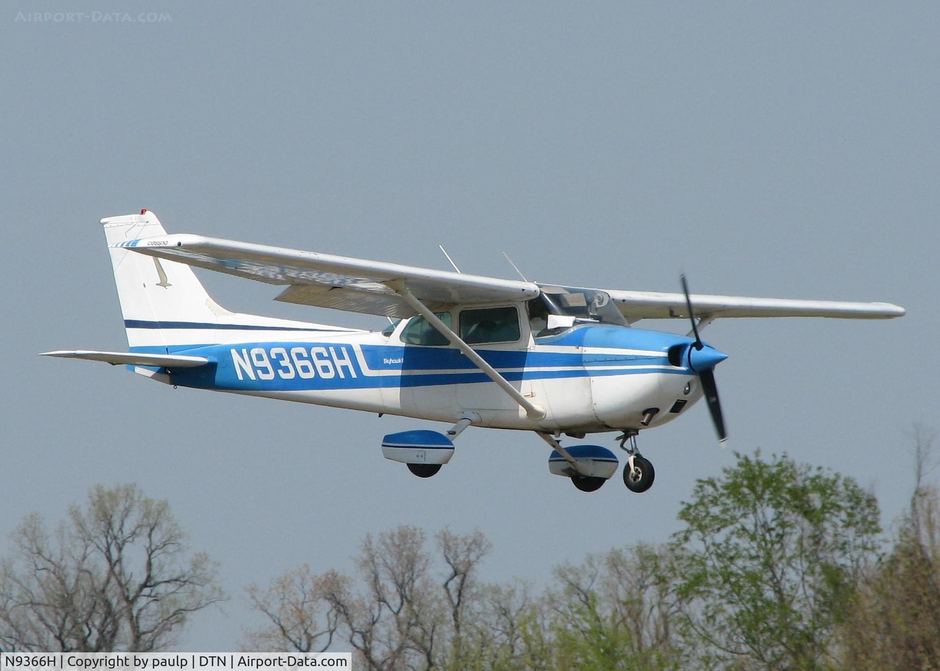 N9366H, 1975 Cessna 172M C/N 17266119, Landing on 14 at Downtown Shreveport.