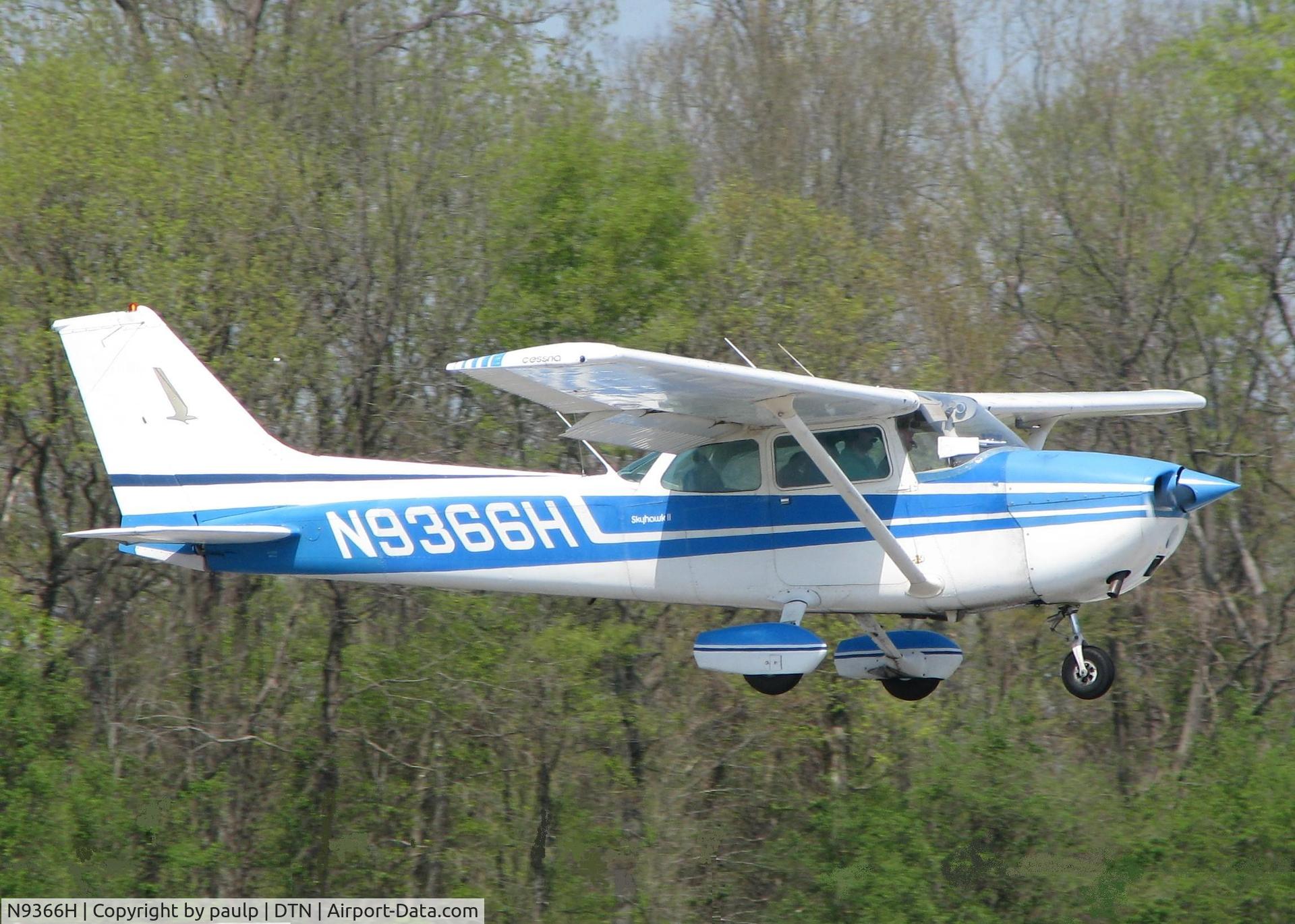N9366H, 1975 Cessna 172M C/N 17266119, About to touch down on 14 at the Shreveport Downtown airport.