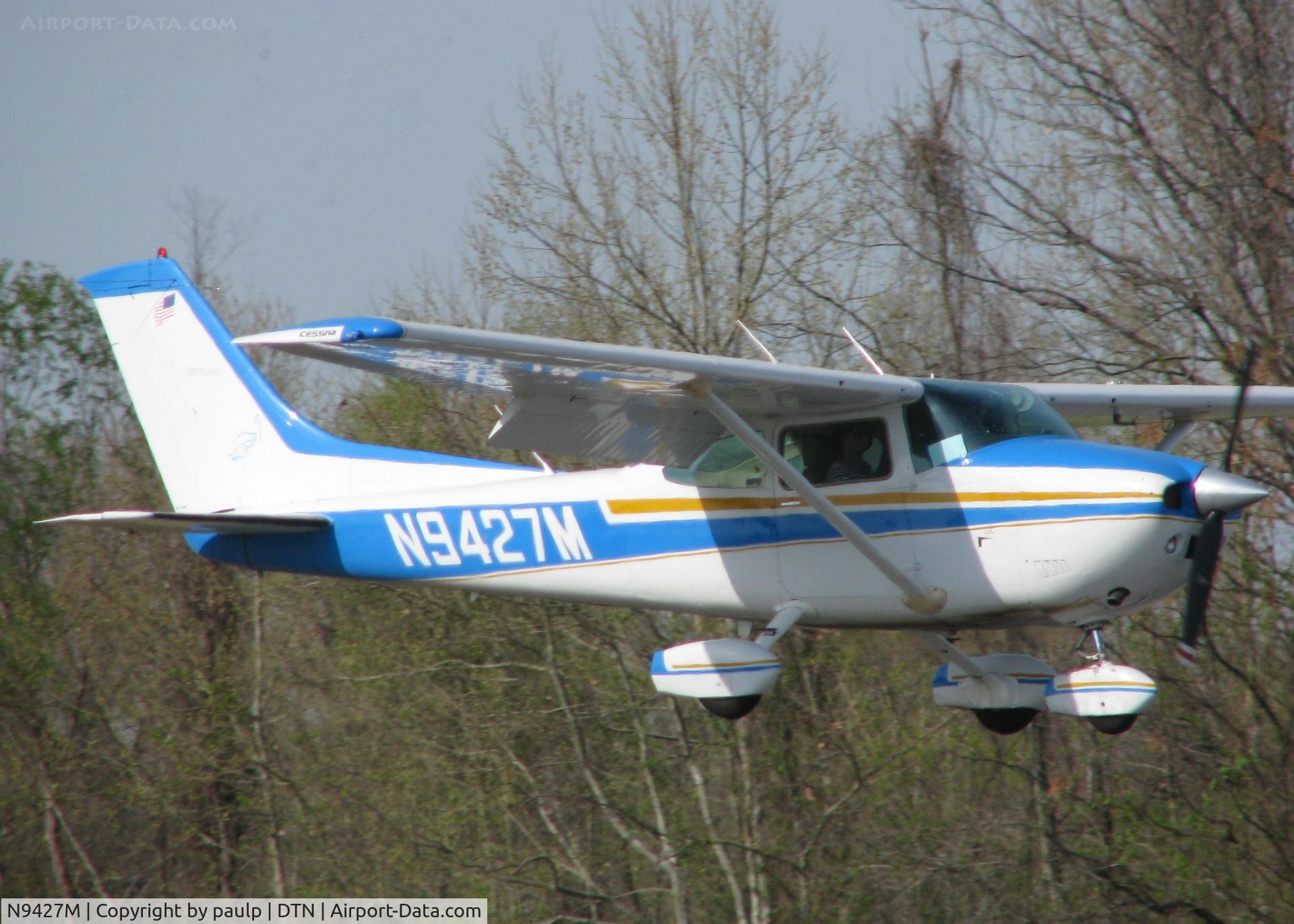 N9427M, 1976 Cessna 182P Skylane C/N 18264751, About to touch down on runway 14 at the Shreveport Downtown airport.