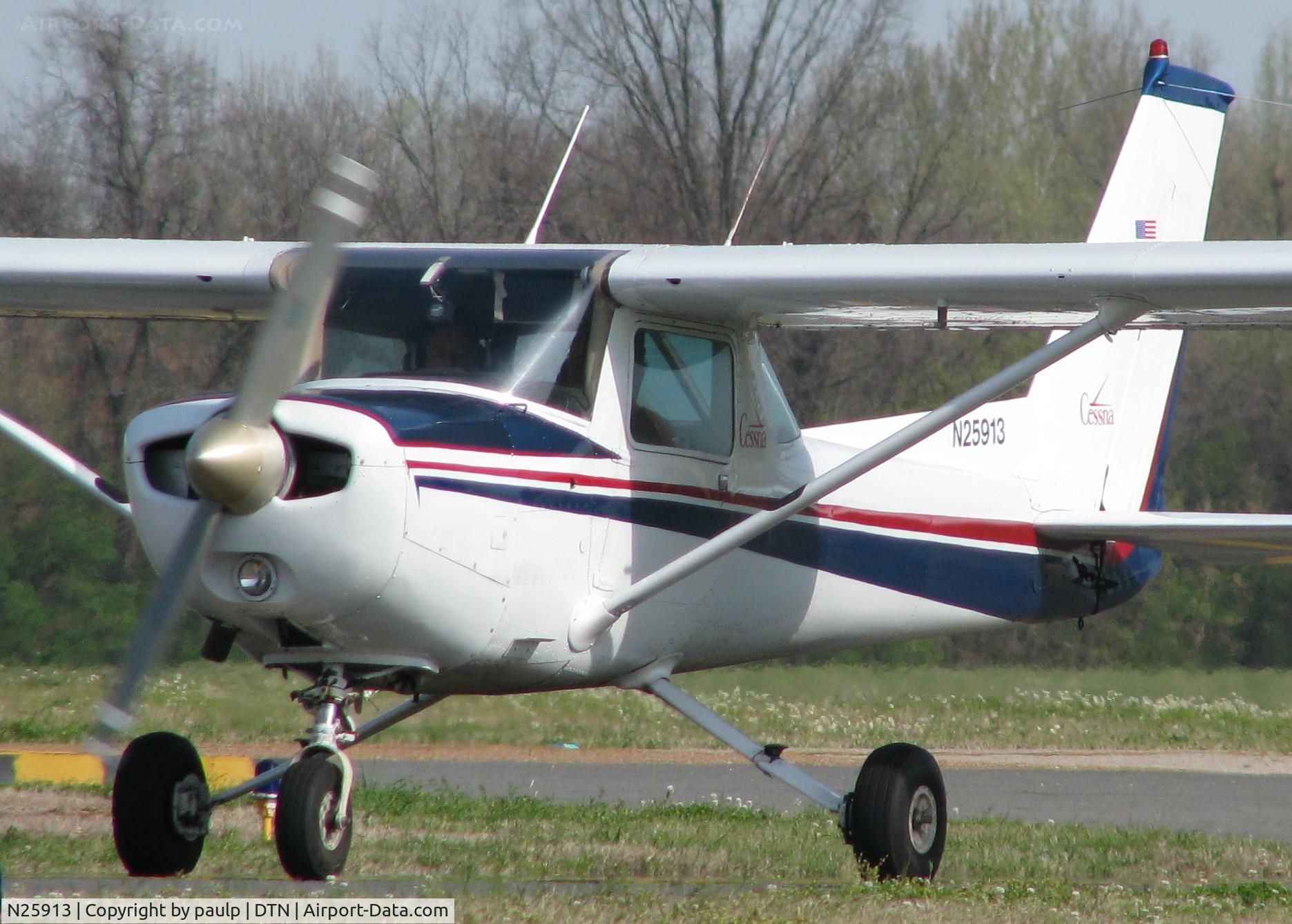 N25913, 1977 Cessna 152 C/N 15280853, On taxiway Foxtrot heading to runway 14 at the Shreveport Downtown airport.