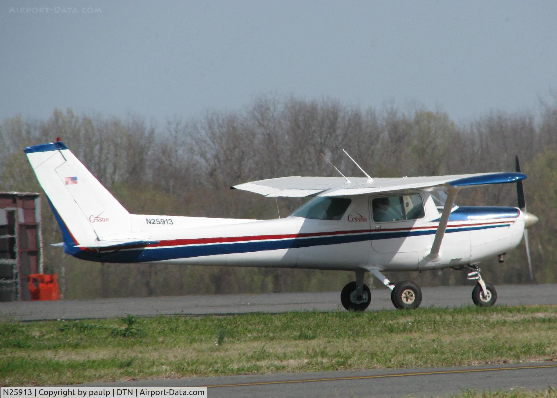 N25913, 1977 Cessna 152 C/N 15280853, About to take off from the Shreveport Downtown airport.