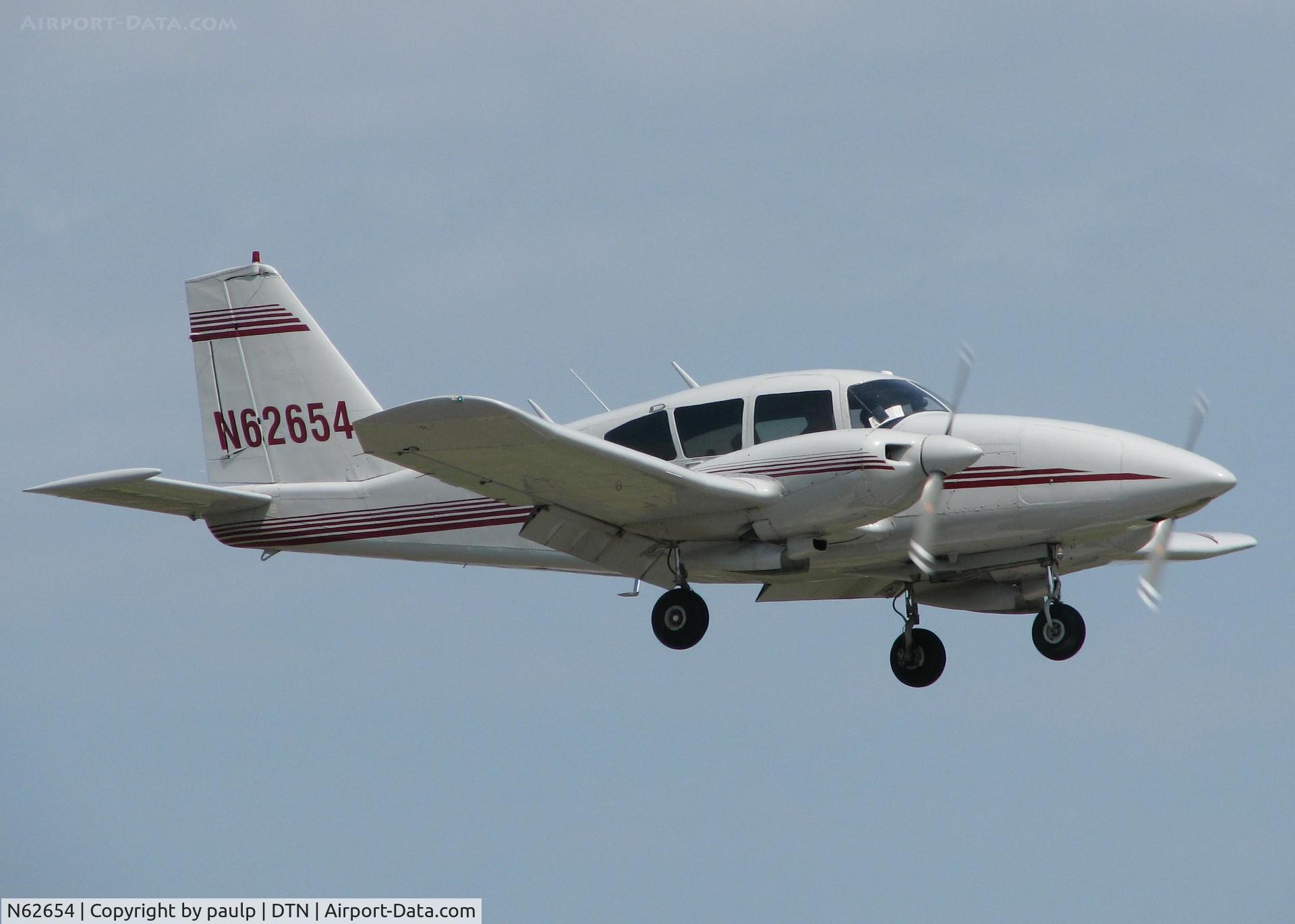 N62654, 1976 Piper PA-23-250 C/N 27-7654120, Landing on 14 at Downtown Shreveport.