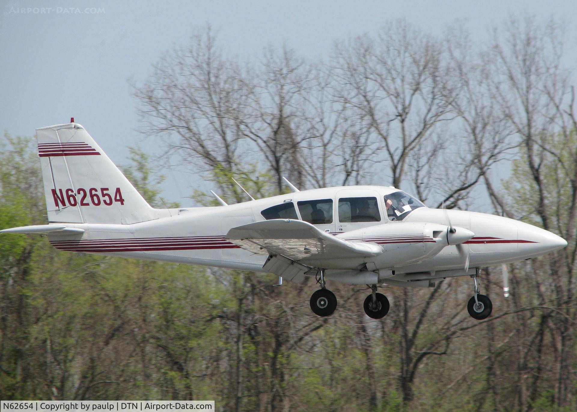 N62654, 1976 Piper PA-23-250 C/N 27-7654120, Landing on runway 14 at the Shreveport Downtown airport.