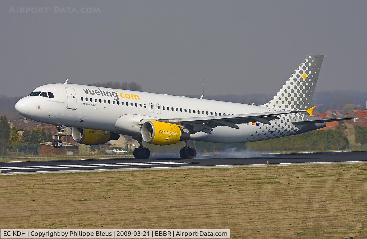 EC-KDH, 2007 Airbus A320-214 C/N 3083, Touching down on rwy 25L with a nice rubber smoke.