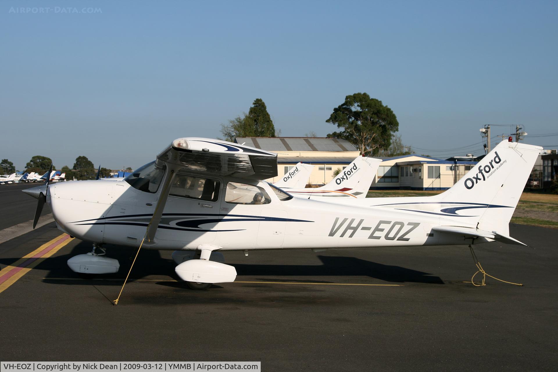 VH-EOZ, Cessna 172S SP C/N 17210051, YMMB