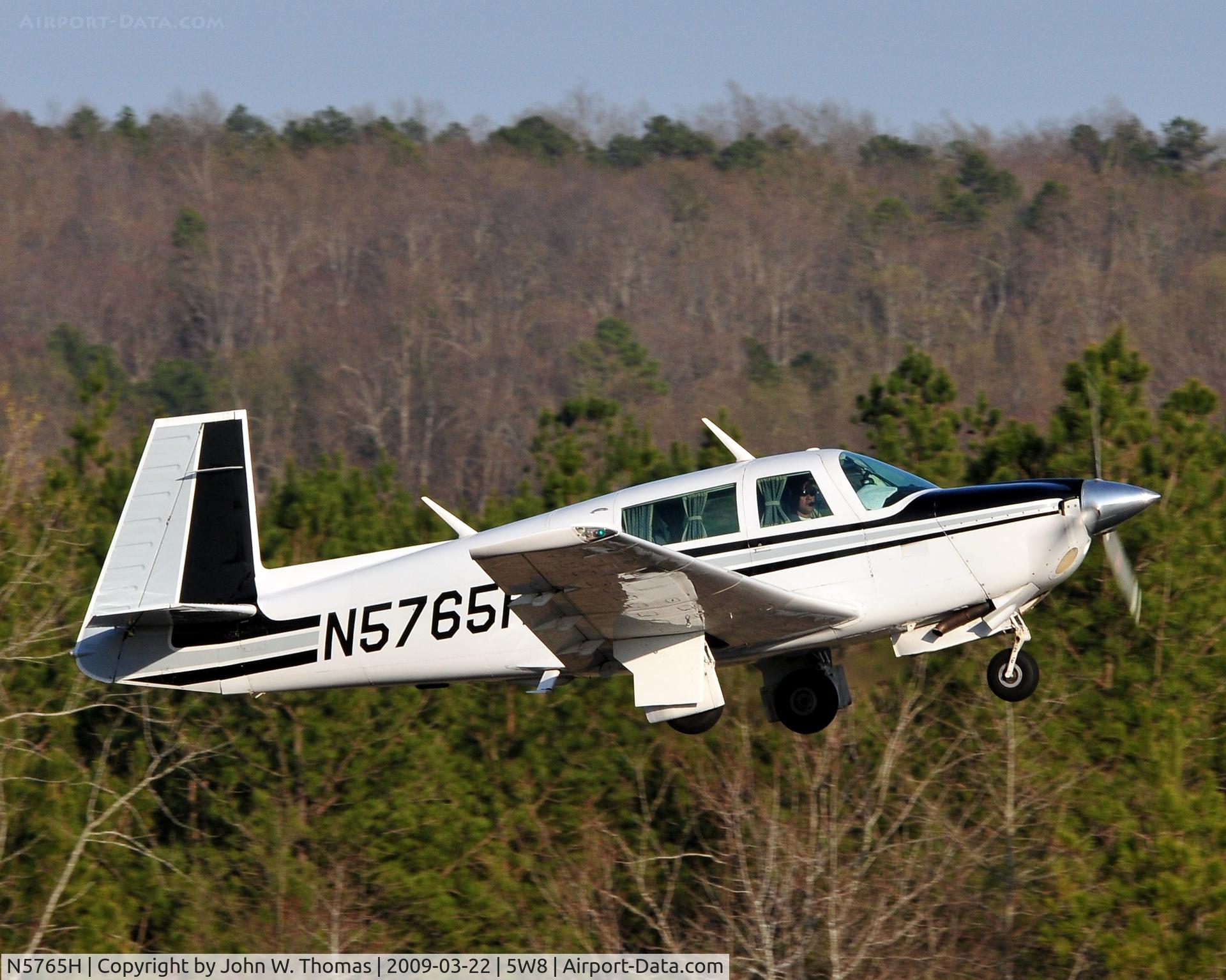 N5765H, 1984 Mooney M20J 201 C/N 24-1480, Departing runway 22