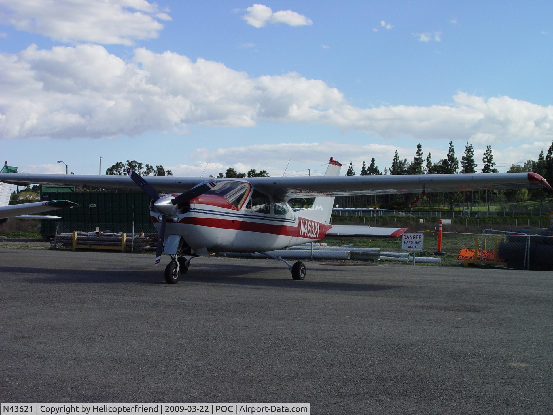 N43621, 1974 Piper PA-28-180 C/N 28-7405208, Parked at Howard Aviation at Brackett
