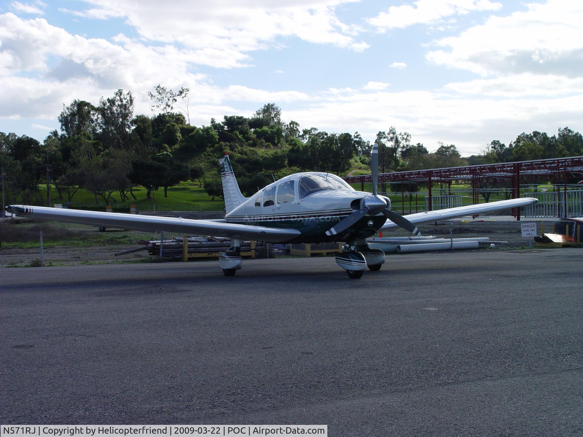 N571RJ, 1995 Diamond DA-20A-1 Katana C/N 10063, Waiting for Howard Aviation at Brackett