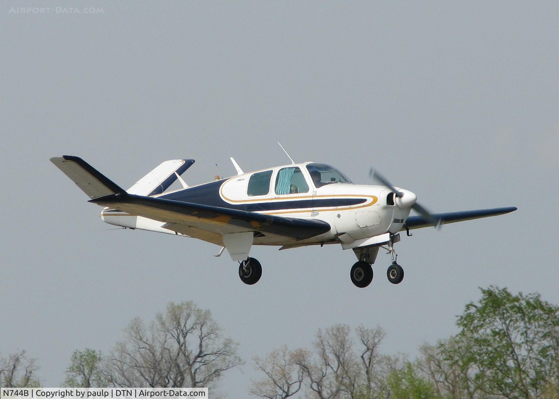 N744B, 1948 Beech A35 Bonanza C/N D-1750, Landing on runway 14 at the Shreveport Downtown airport.