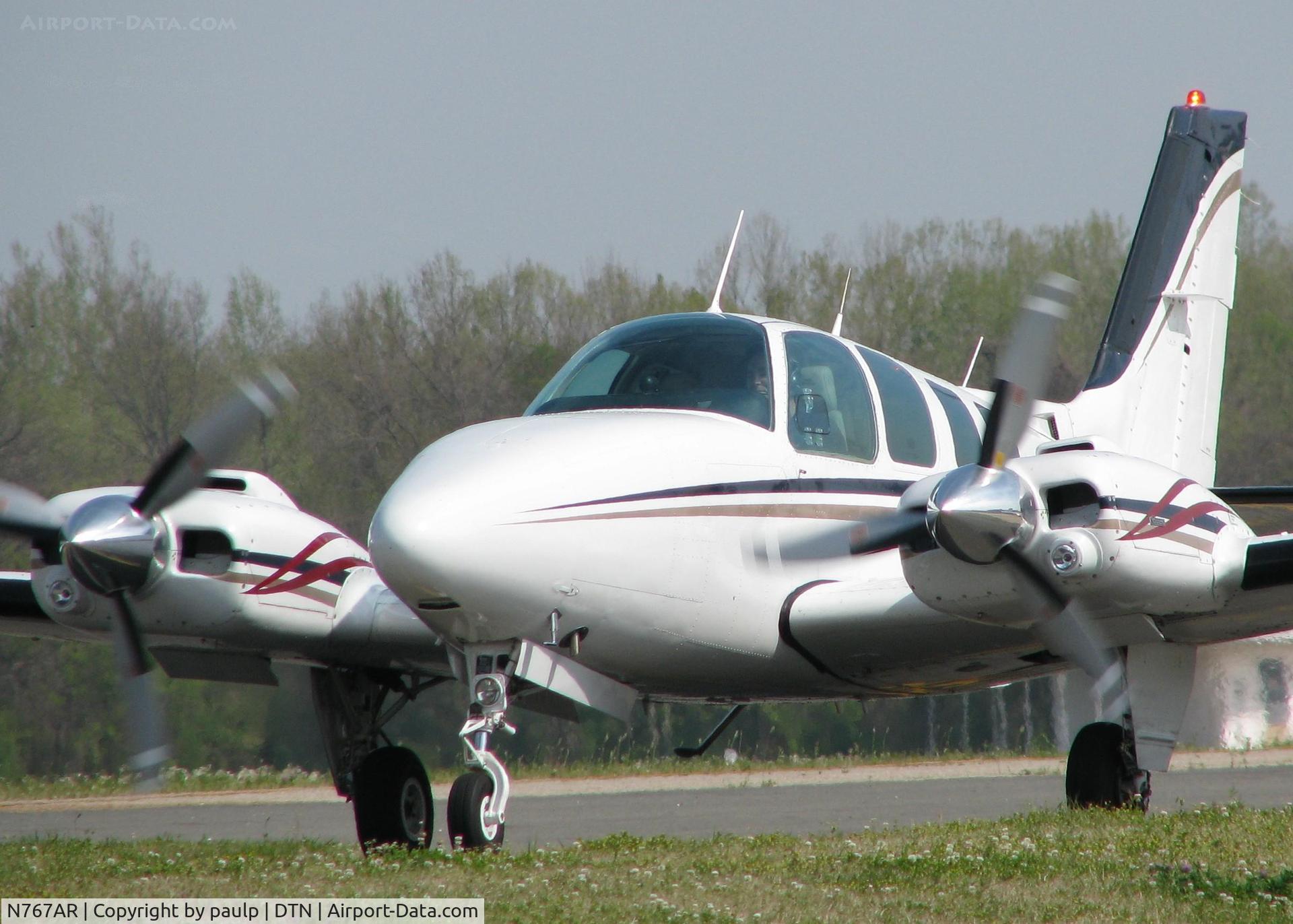 N767AR, 1984 Beech 58 Baron C/N TH-1407, Taxiing to runway 14 at Downtown Shreveport.