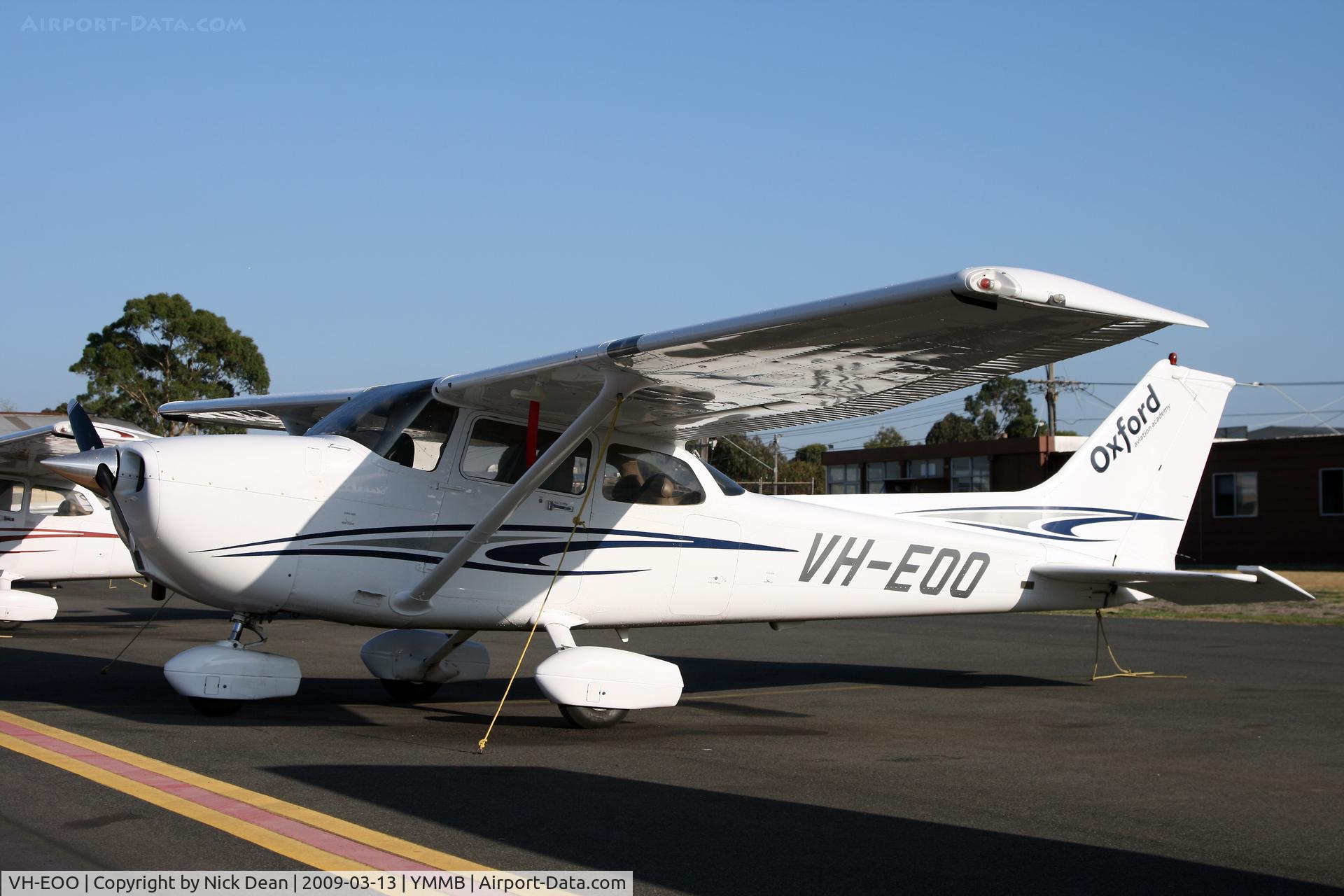 VH-EOO, Cessna 172S SP C/N 172S10040, YMMB