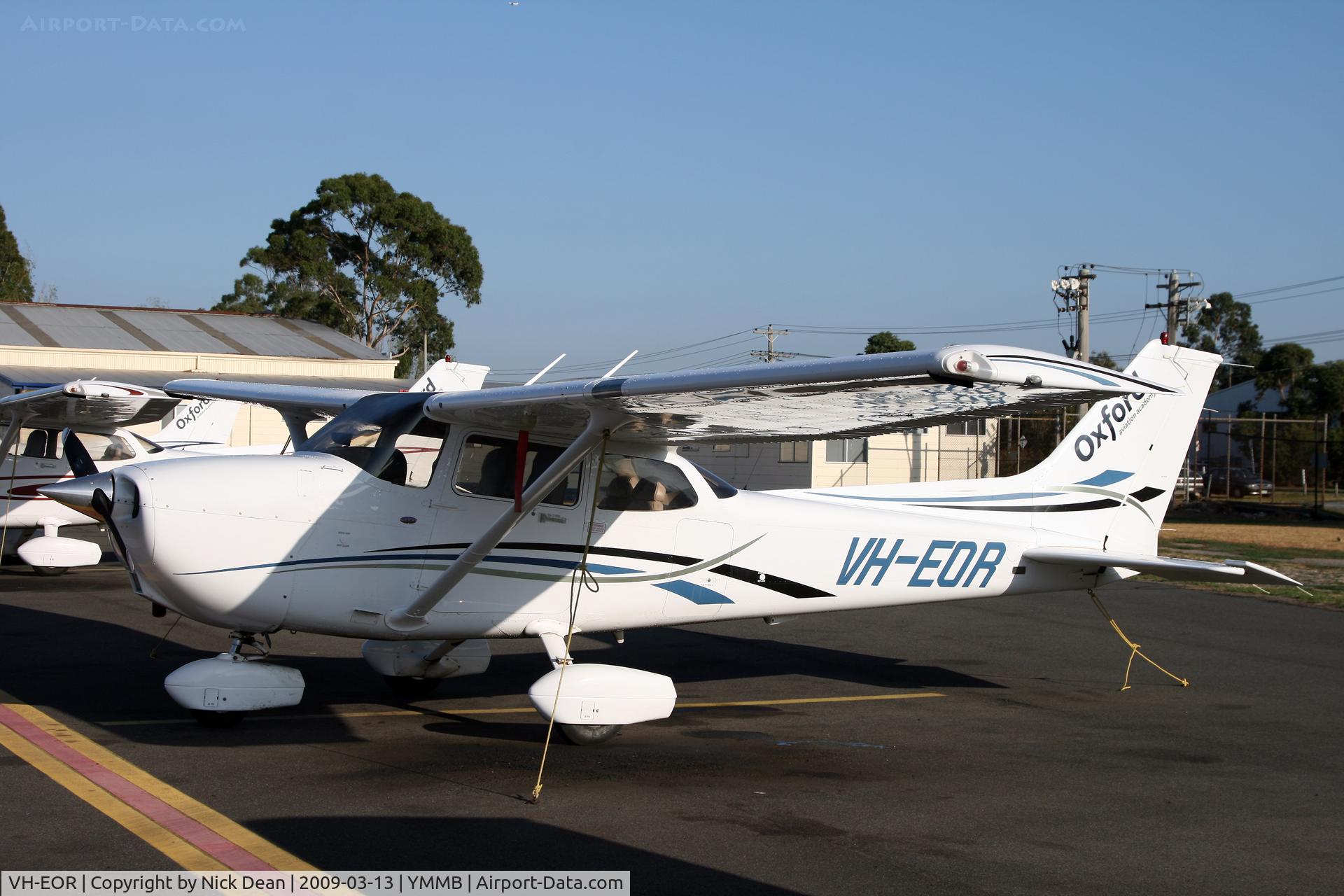 VH-EOR, CESSNA 172S SP C/N 172S10273, YMMB