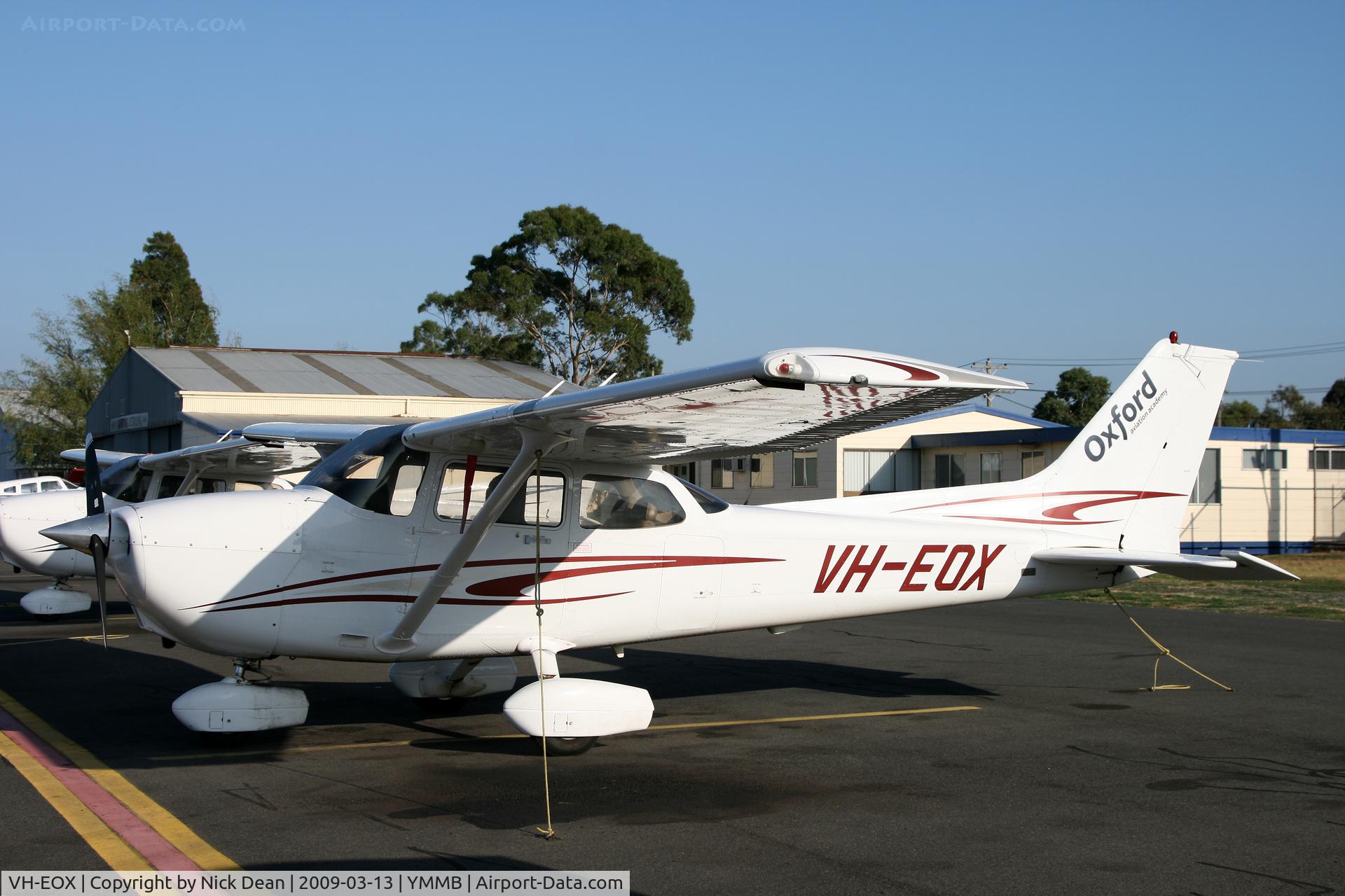 VH-EOX, Cessna 172S SP C/N 172S10033, YMMB