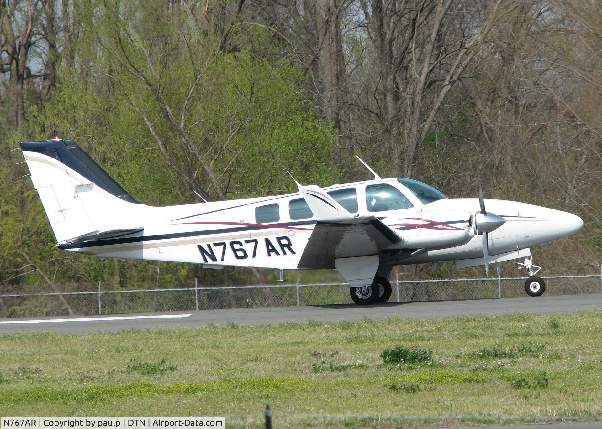 N767AR, 1984 Beech 58 Baron C/N TH-1407, Starting to roll down 14 at the Shreveport Downtown airport.