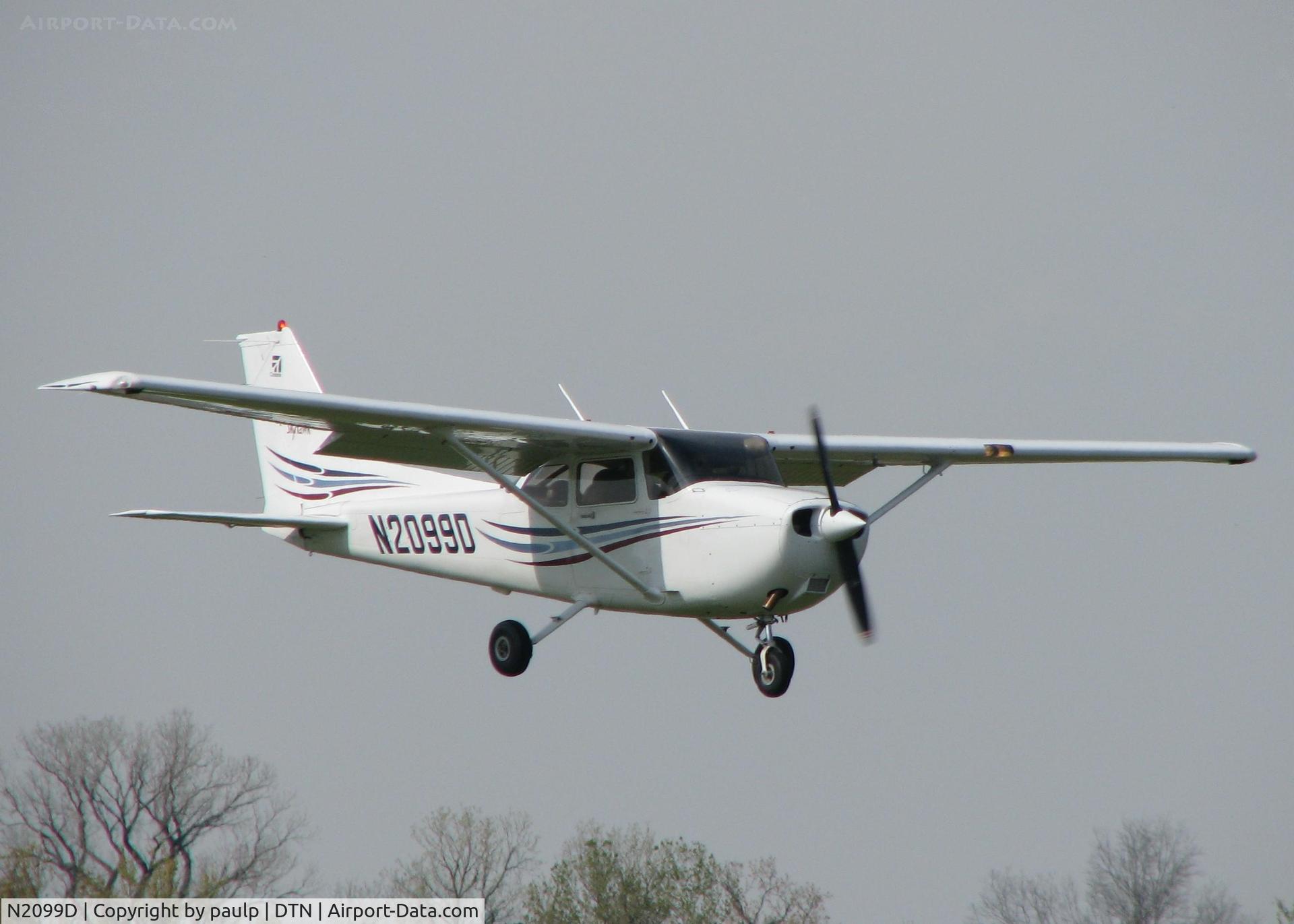 N2099D, 2004 Cessna 172R C/N 17281204, About to land on runway 14 at the Shreveport Downtown airport.