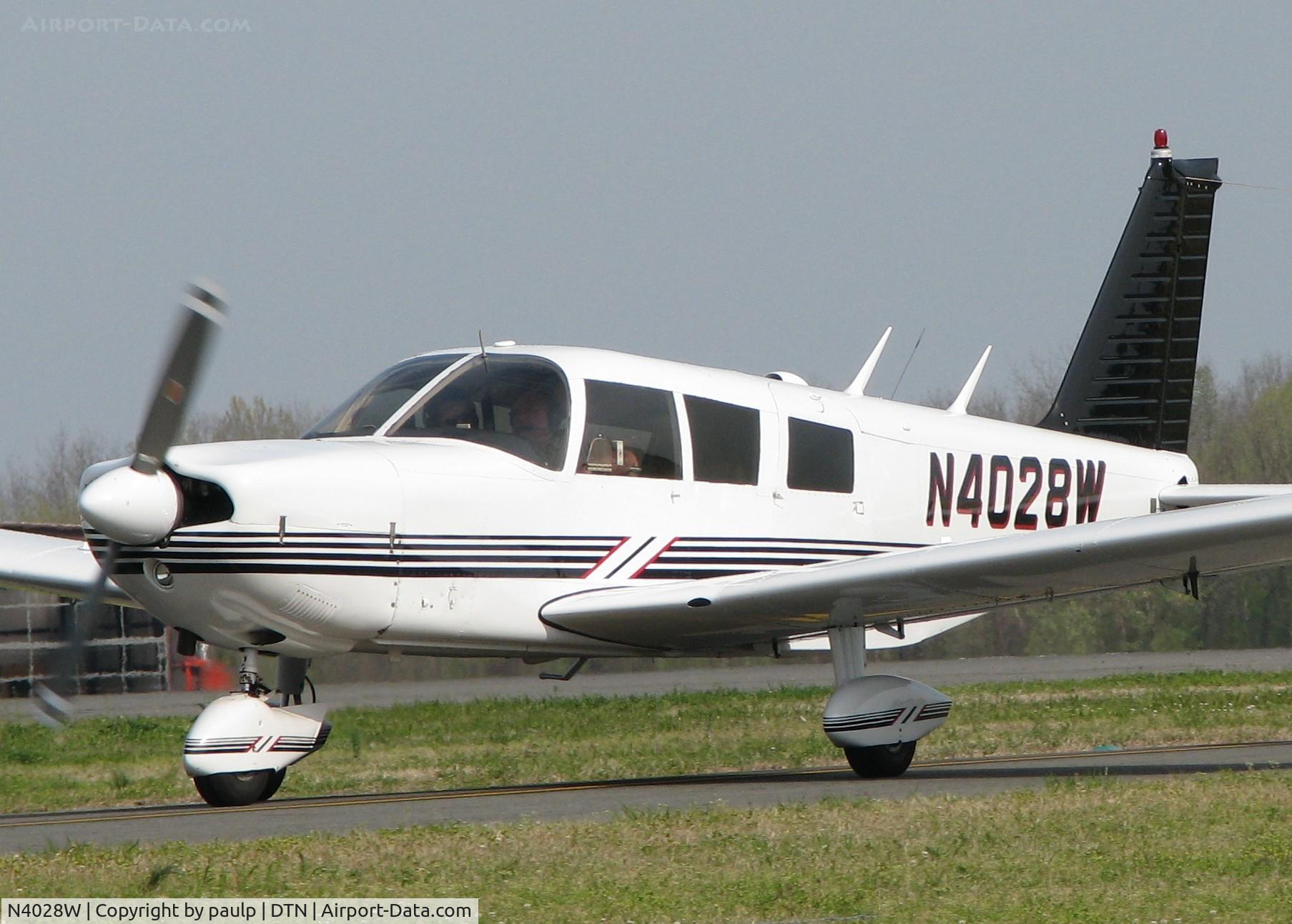 N4028W, 1966 Piper PA-32-300 Cherokee Six Cherokee Six C/N 32-40045, On taxiway Foxtrot heading for runway 14 at the Shreveport Downtown airport.