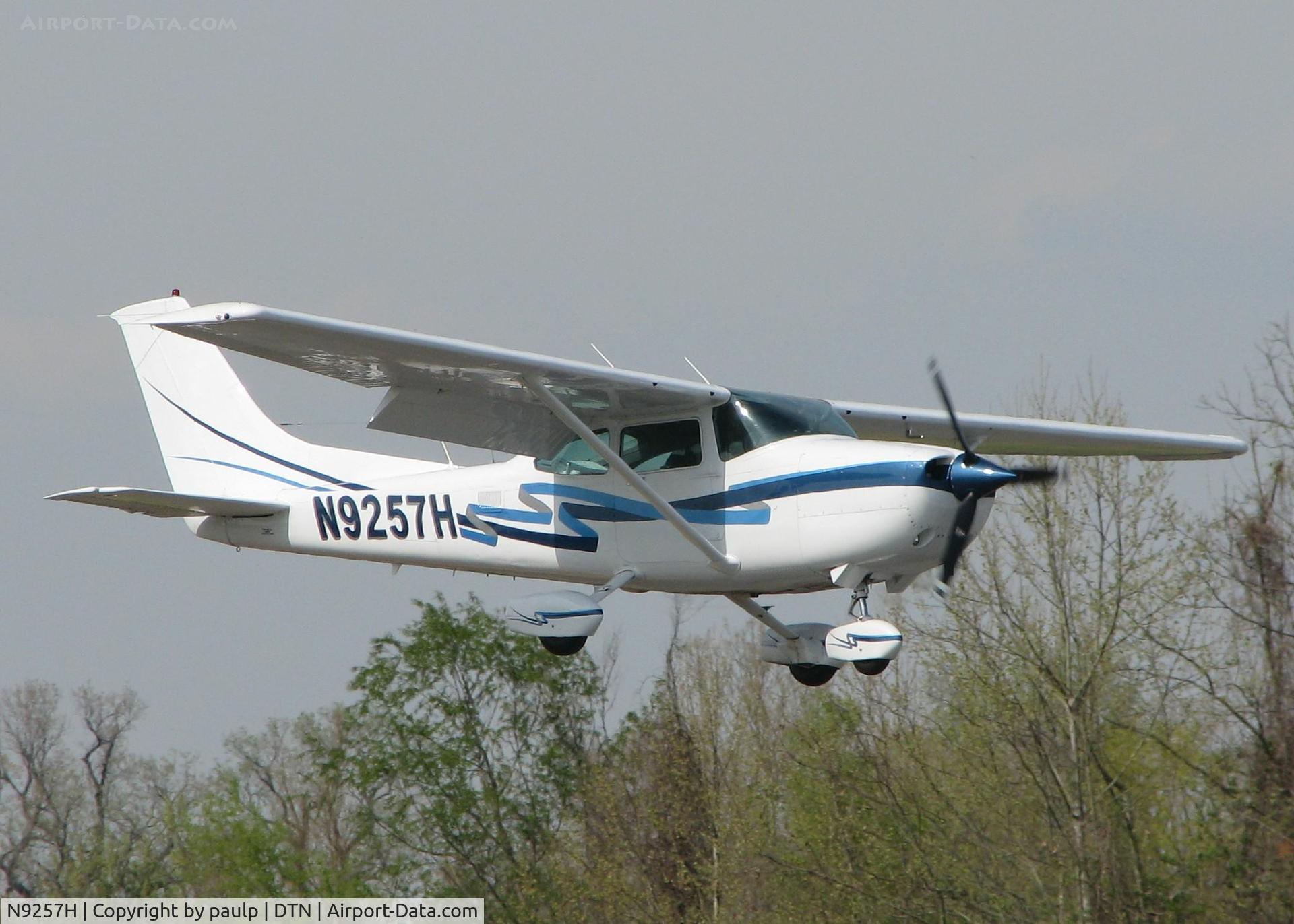 N9257H, 1981 Cessna T182 Skylane C/N 18267928, Landing on 14 at the Shreveport Downtown airport.