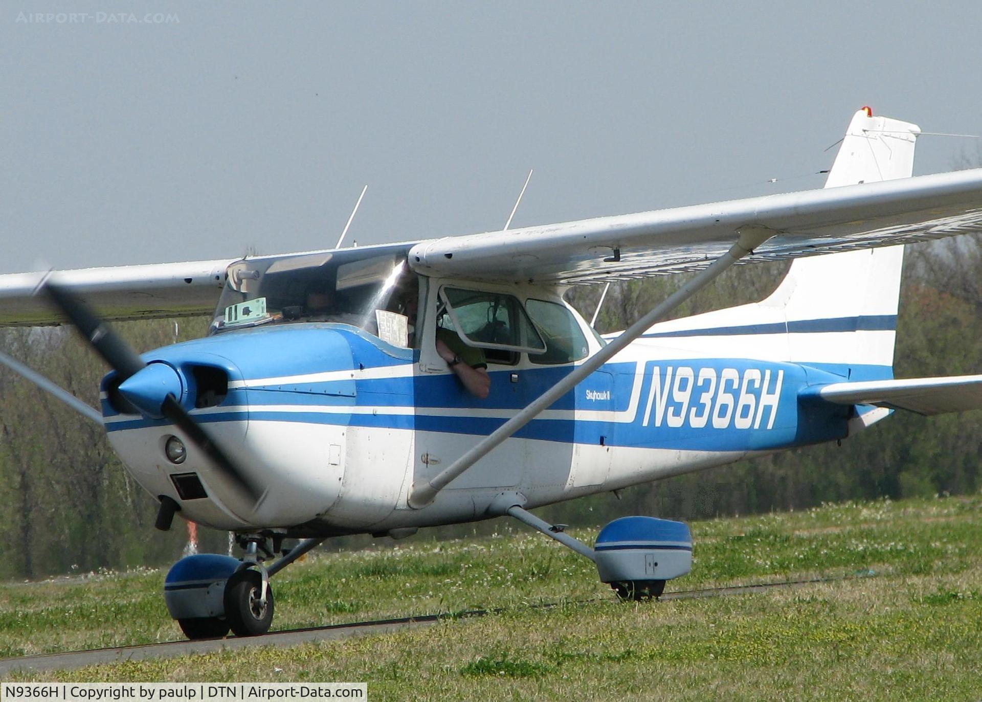 N9366H, 1975 Cessna 172M C/N 17266119, Taxiing to runway 14 via Foxtrot at the Shreveport Downtown airport.