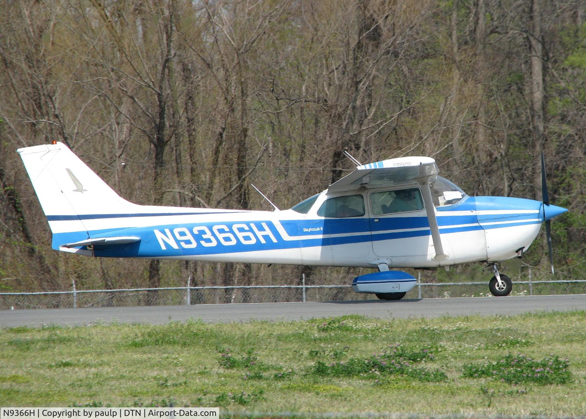 N9366H, 1975 Cessna 172M C/N 17266119, Starting to roll down runway 14 at the Shreveport Downtown airport.