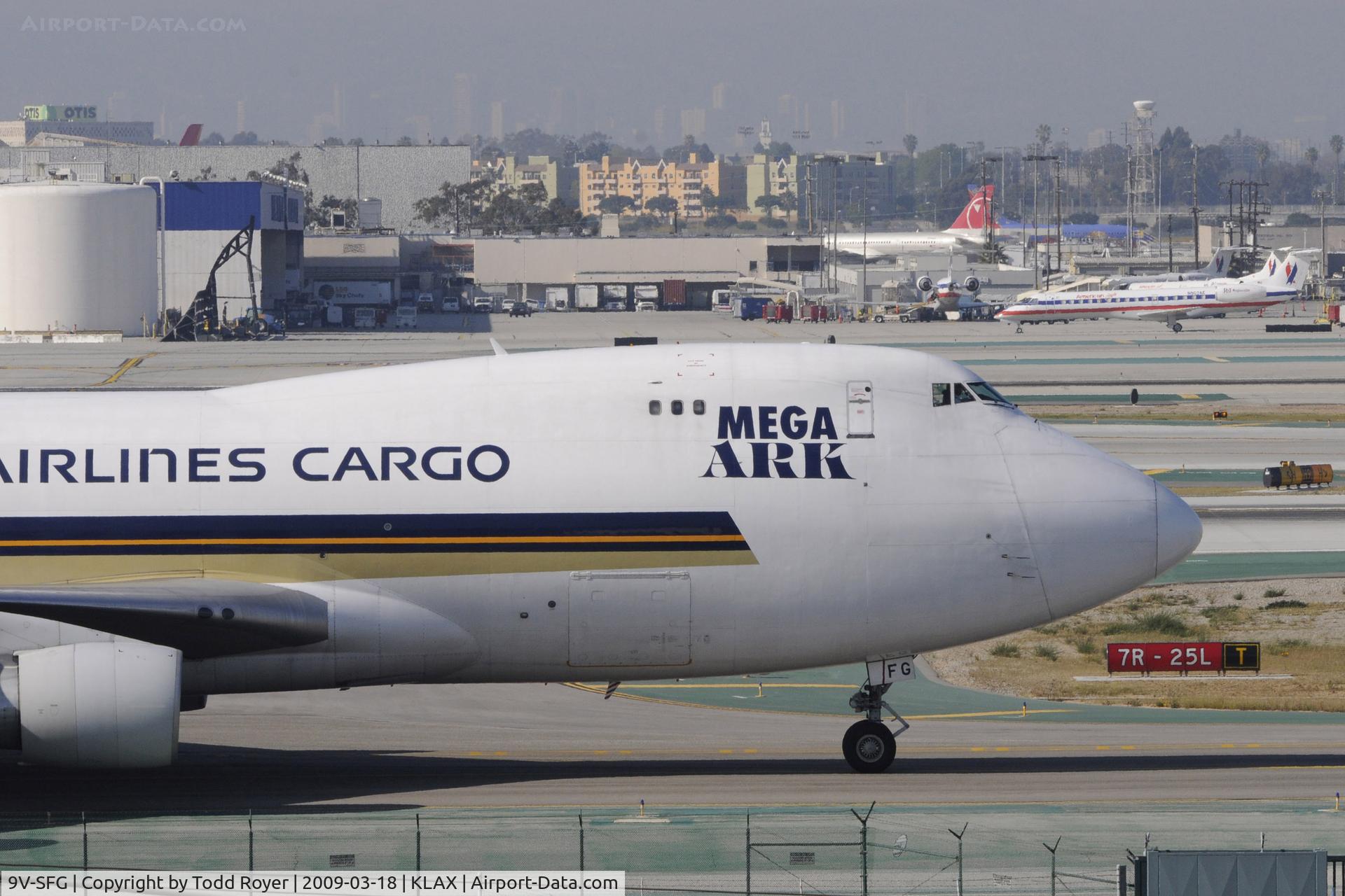 9V-SFG, 1998 Boeing 747-412F/SCD C/N 26558, Taxi to gate