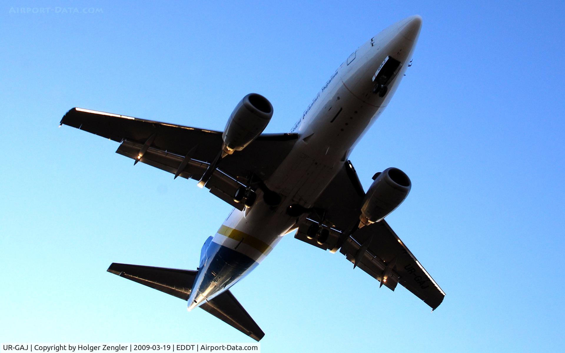 UR-GAJ, 1992 Boeing 737-5Y0 C/N 25192/2262, Just arriving TXL