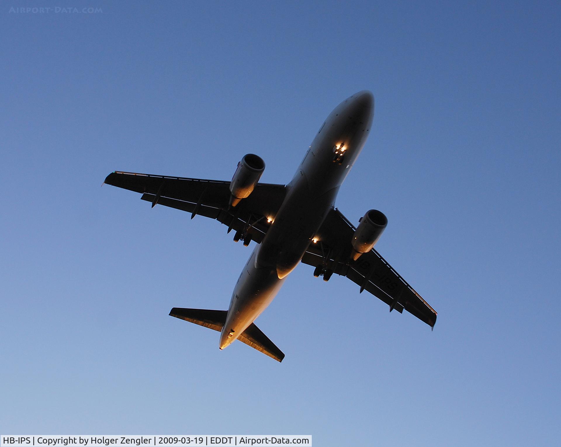 HB-IPS, 1997 Airbus A319-112 C/N 734, A SWISS A319-112 arrives TXL in late sunlight