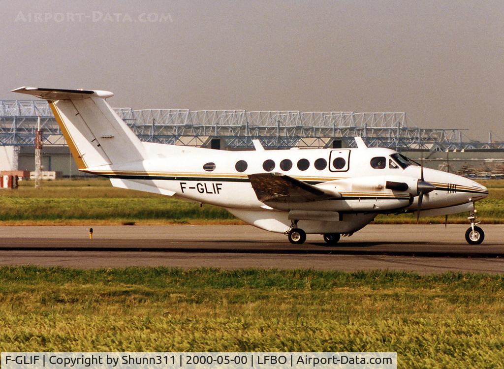 F-GLIF, 1976 Beech 200 Super King Air C/N BB-192, Rolling holding point rwy 15L for departure...