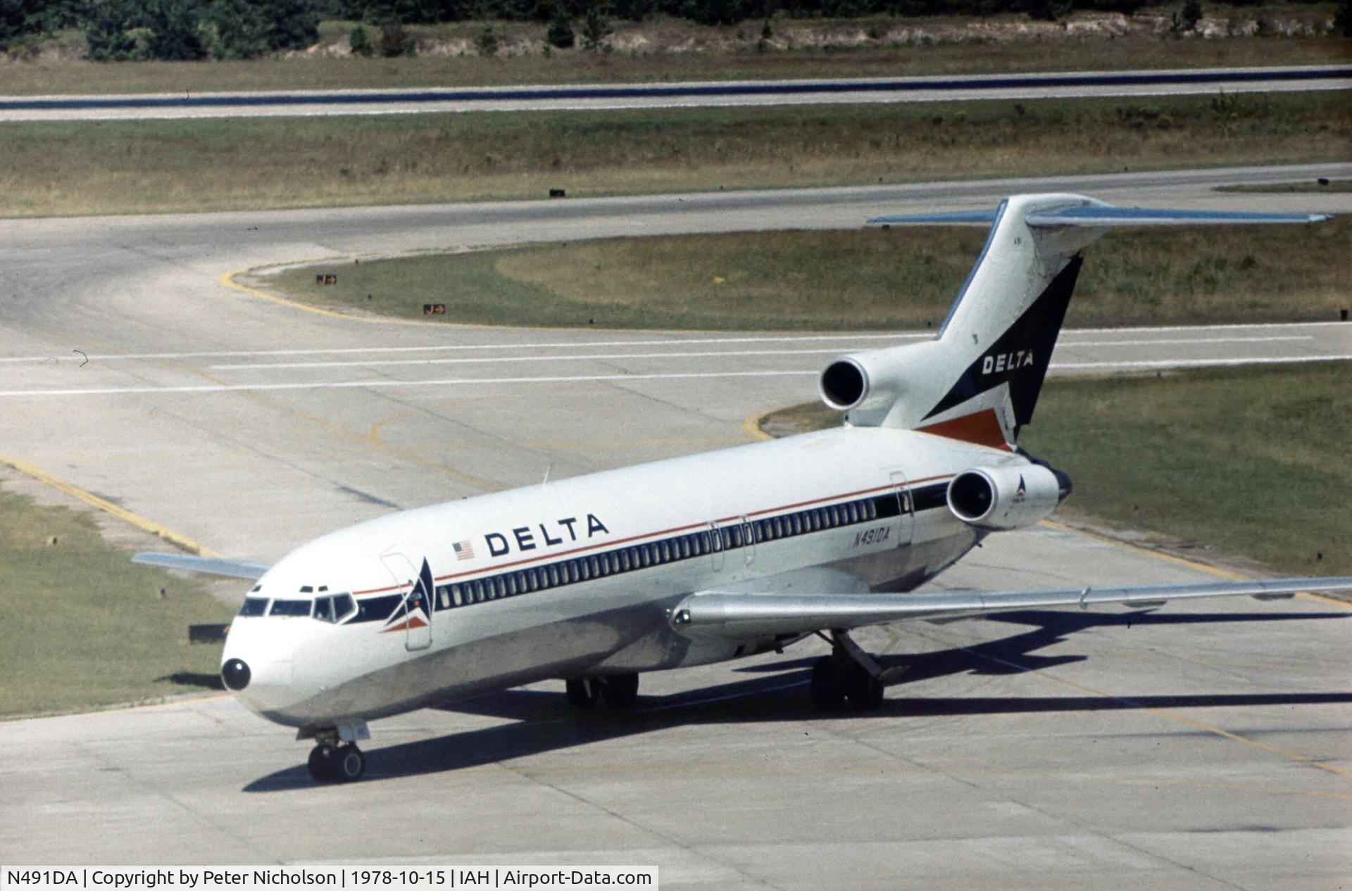 N491DA, 1975 Boeing 727-232 C/N 21060, Delta Airlines flight arriving at Houston International.