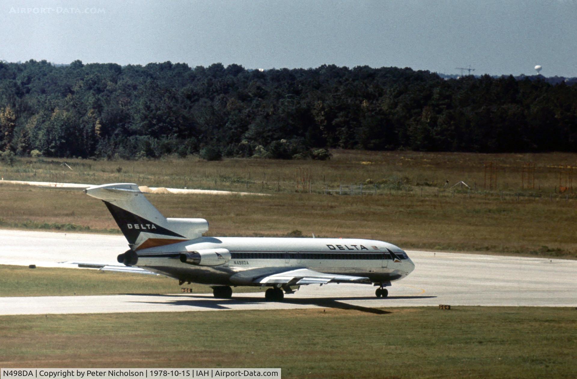 N498DA, 1975 Boeing 727-232 C/N 21142, In service in 1978 with Delta Airlines as seen departing Houston International.