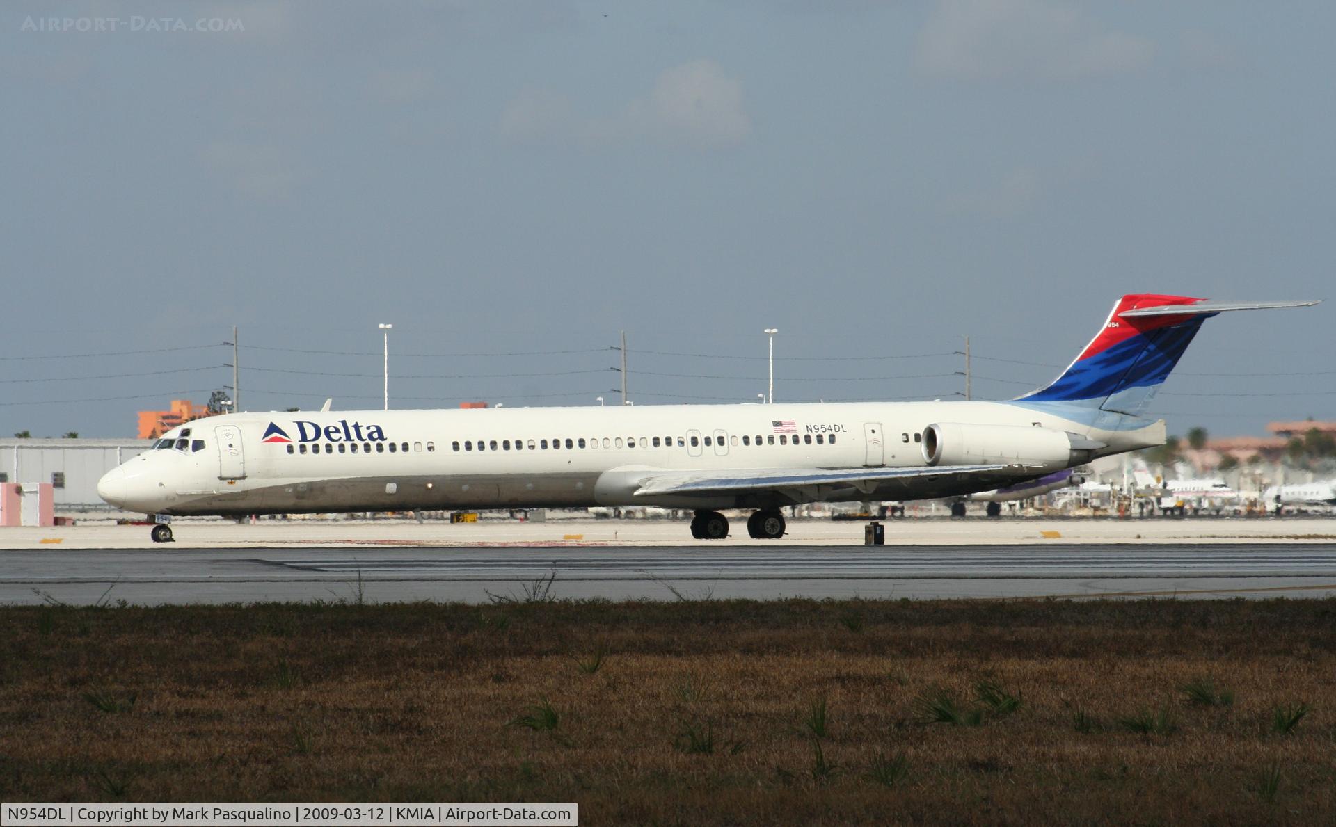 N954DL, 1990 McDonnell Douglas MD-88 C/N 49885, MD-88