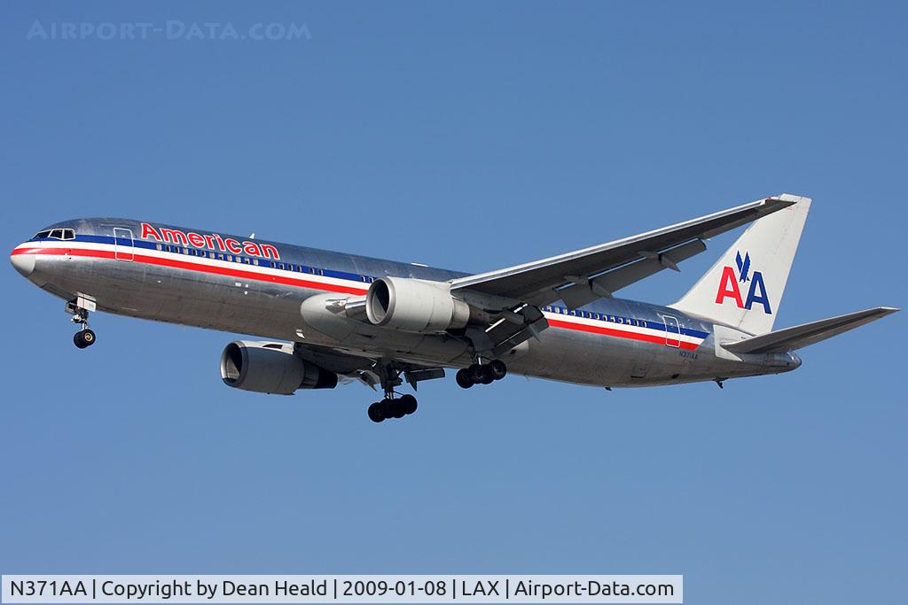 N371AA, 1992 Boeing 767-323 C/N 25198, American Airlines N371AA (FLT AAL283) from Miami Int'l (KMIA) on short-final to RWY 25L.