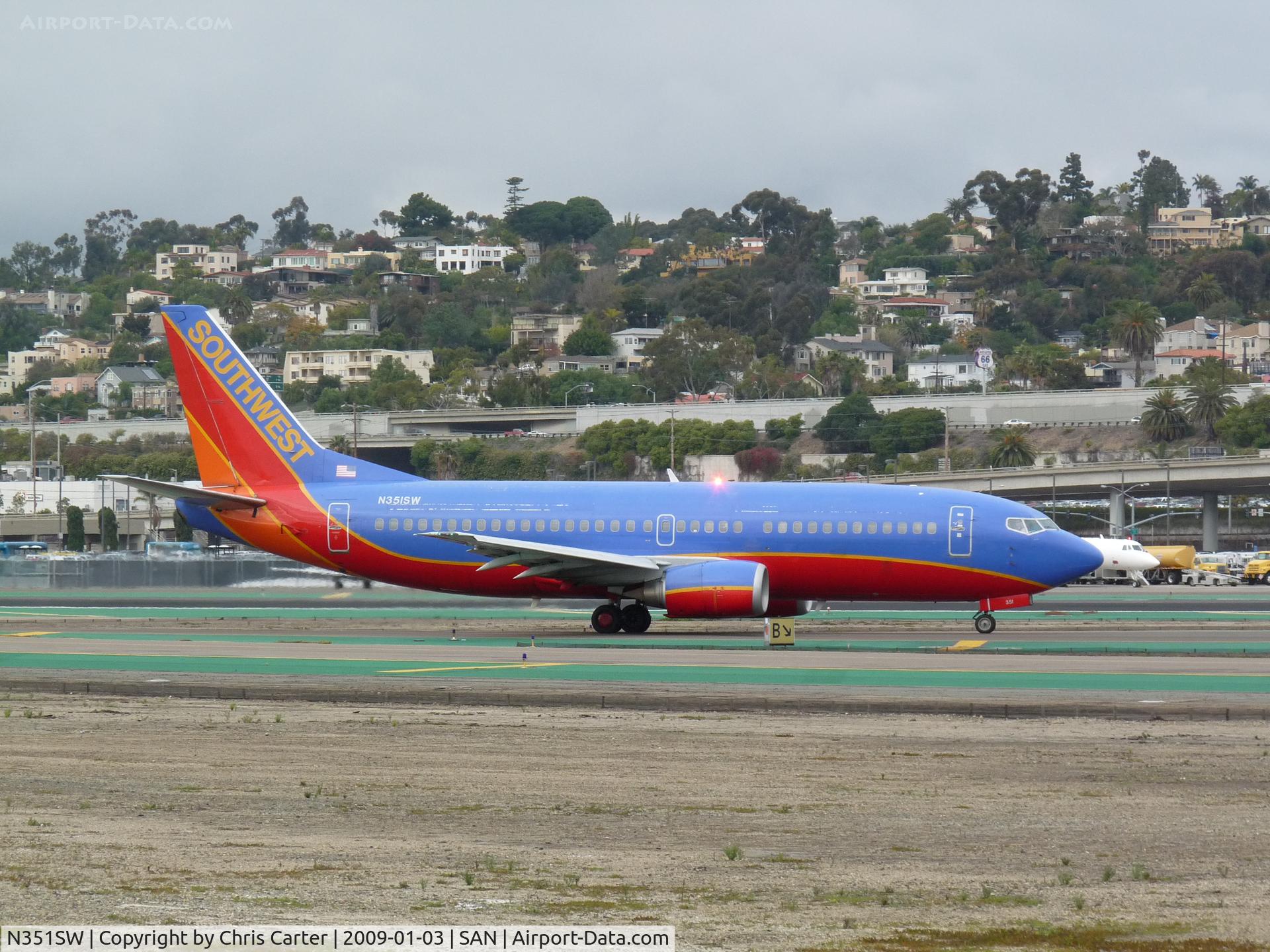 N351SW, 1989 Boeing 737-3H4 C/N 24572, Southwest taxiing out to 27 and San Diego.