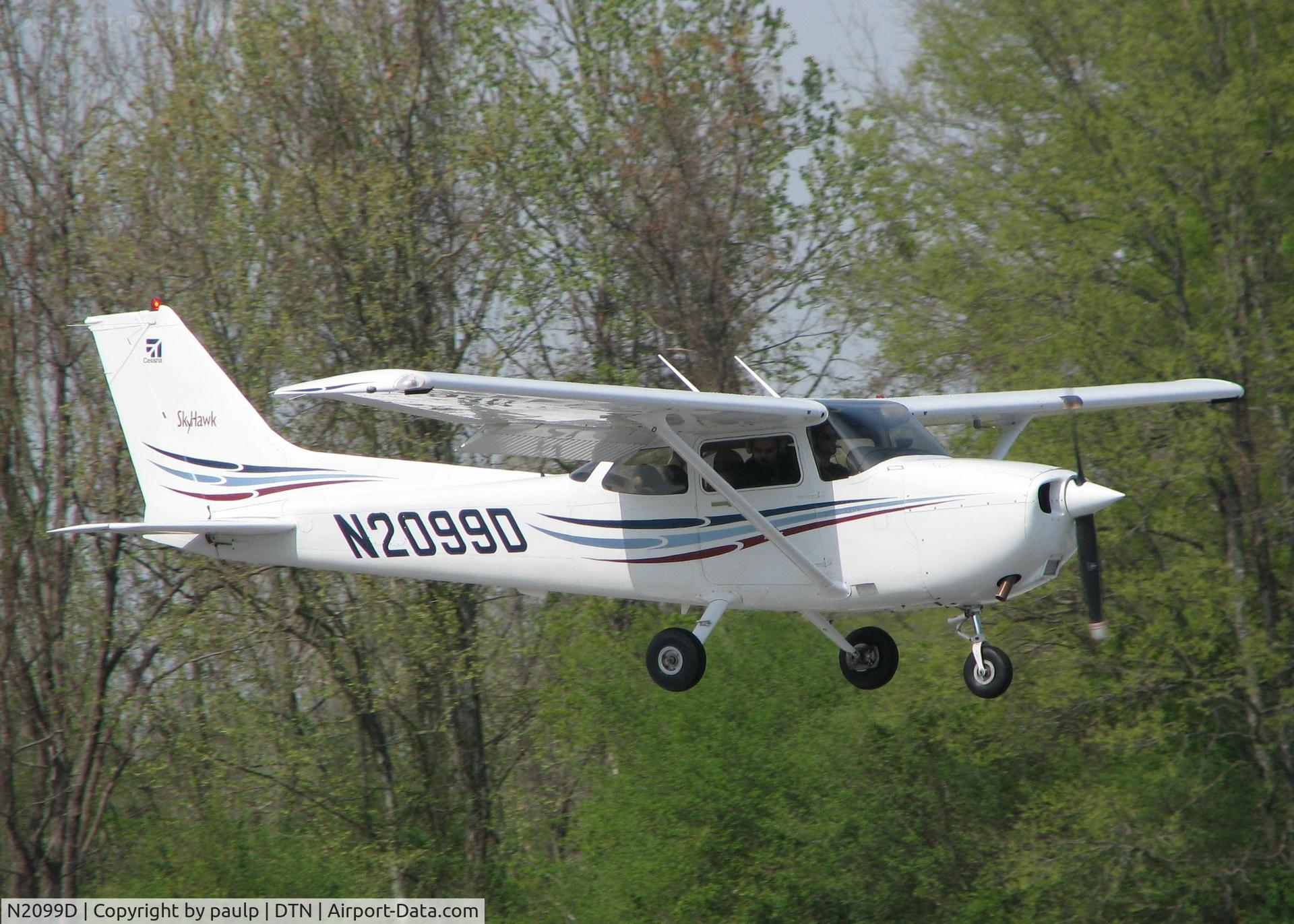N2099D, 2004 Cessna 172R C/N 17281204, About to touch down on 14 at Downtown Shreveport.
