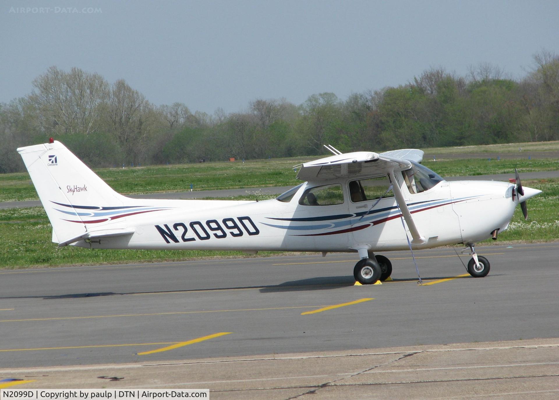 N2099D, 2004 Cessna 172R C/N 17281204, Parked at Downtown Shreveport.