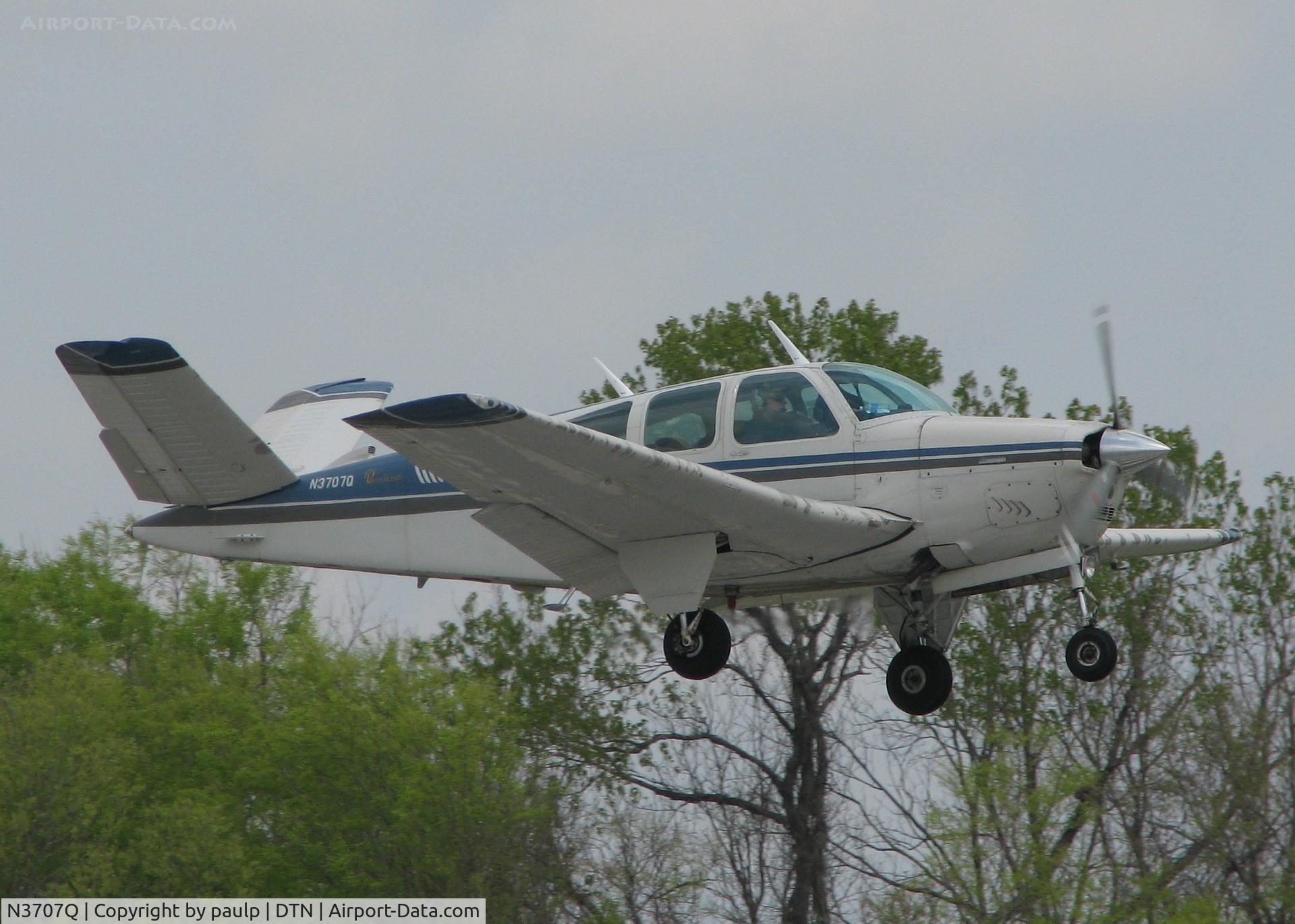 N3707Q, 1966 Beech V35 Bonanza C/N D-8368, About to touch down on runway 14 at the Shreveport Downtown airport.