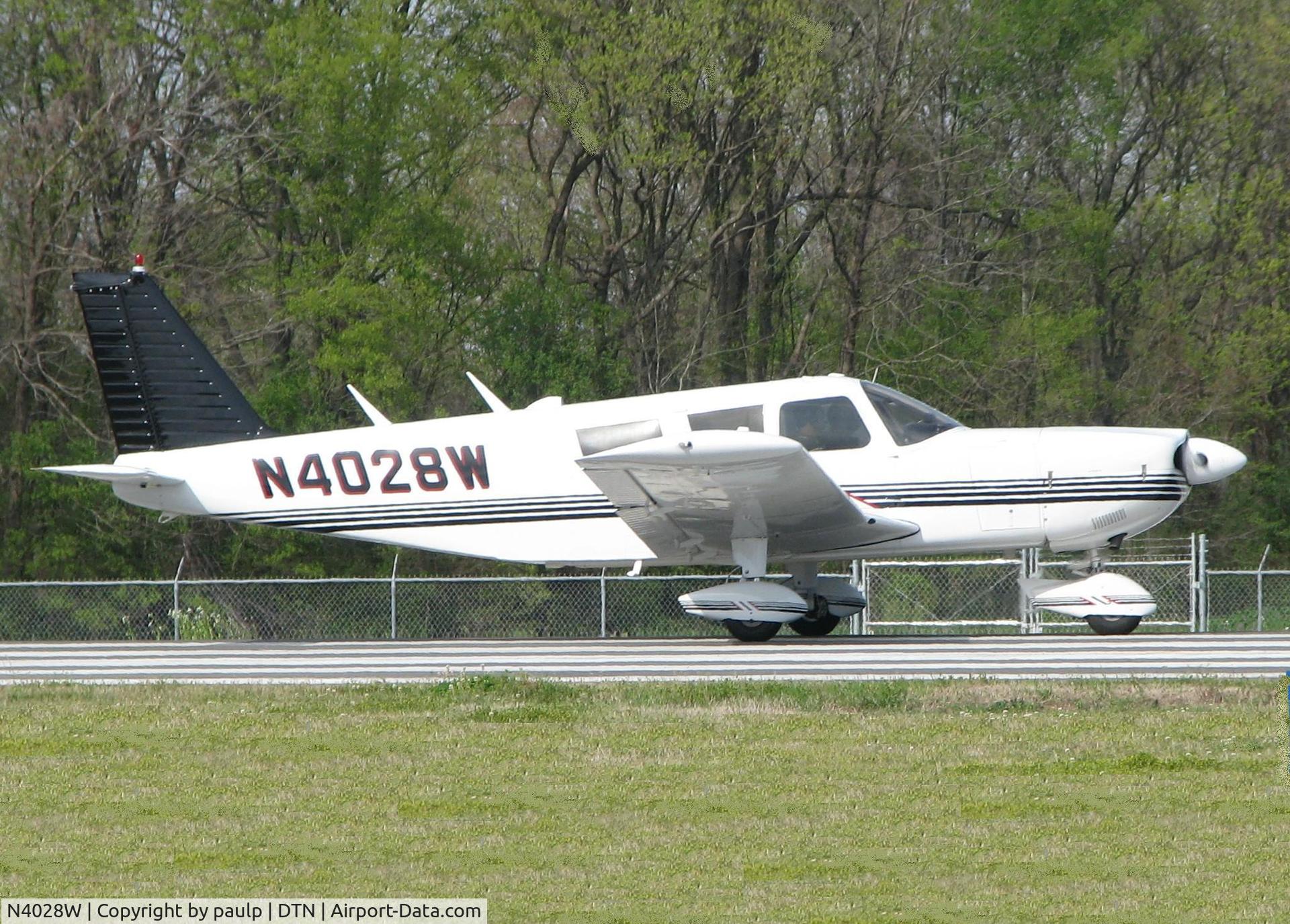 N4028W, 1966 Piper PA-32-300 Cherokee Six Cherokee Six C/N 32-40045, Starting to roll down runway 14 at the Shreveport Downtown airport.