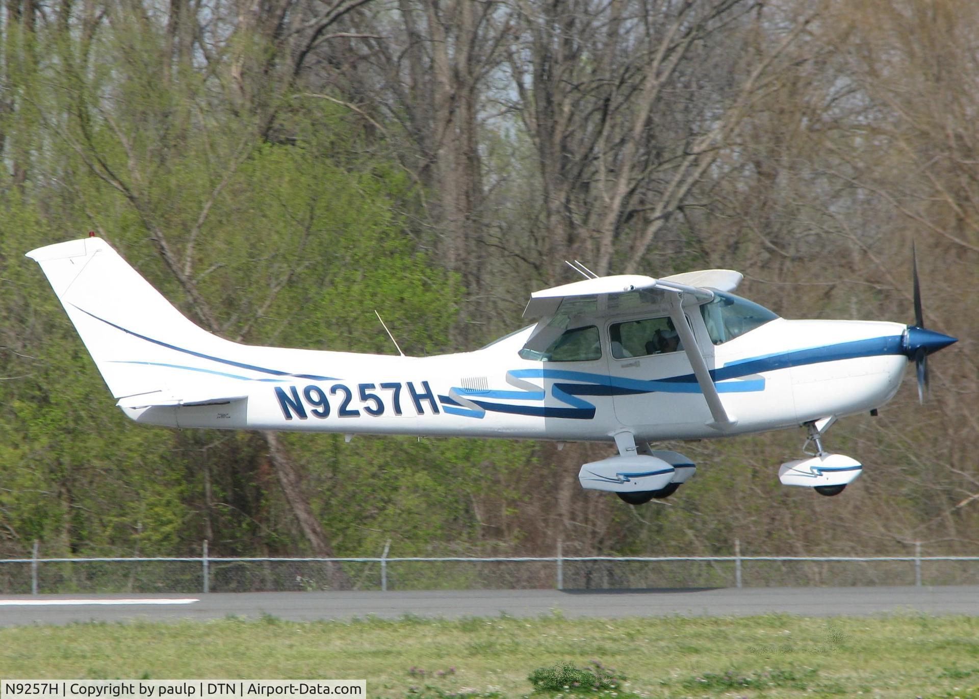 N9257H, 1981 Cessna T182 Skylane C/N 18267928, About to touch down on runway 14 at the Shreveport Downtown airport.