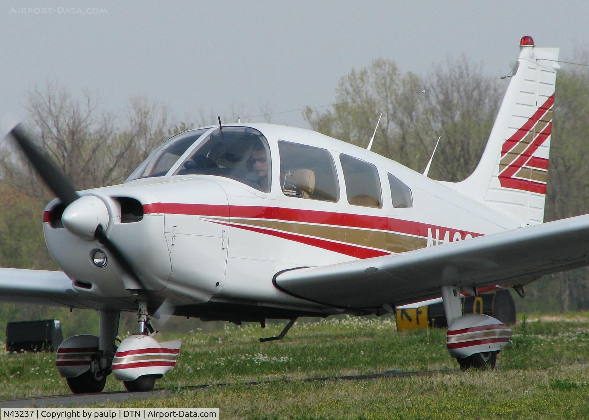 N43237, 1952 Piper PA-28-151 C/N 28-7415452, Taxiing to runway 14 on taxiway Foxtrot at the Shreveport Downtown airport.