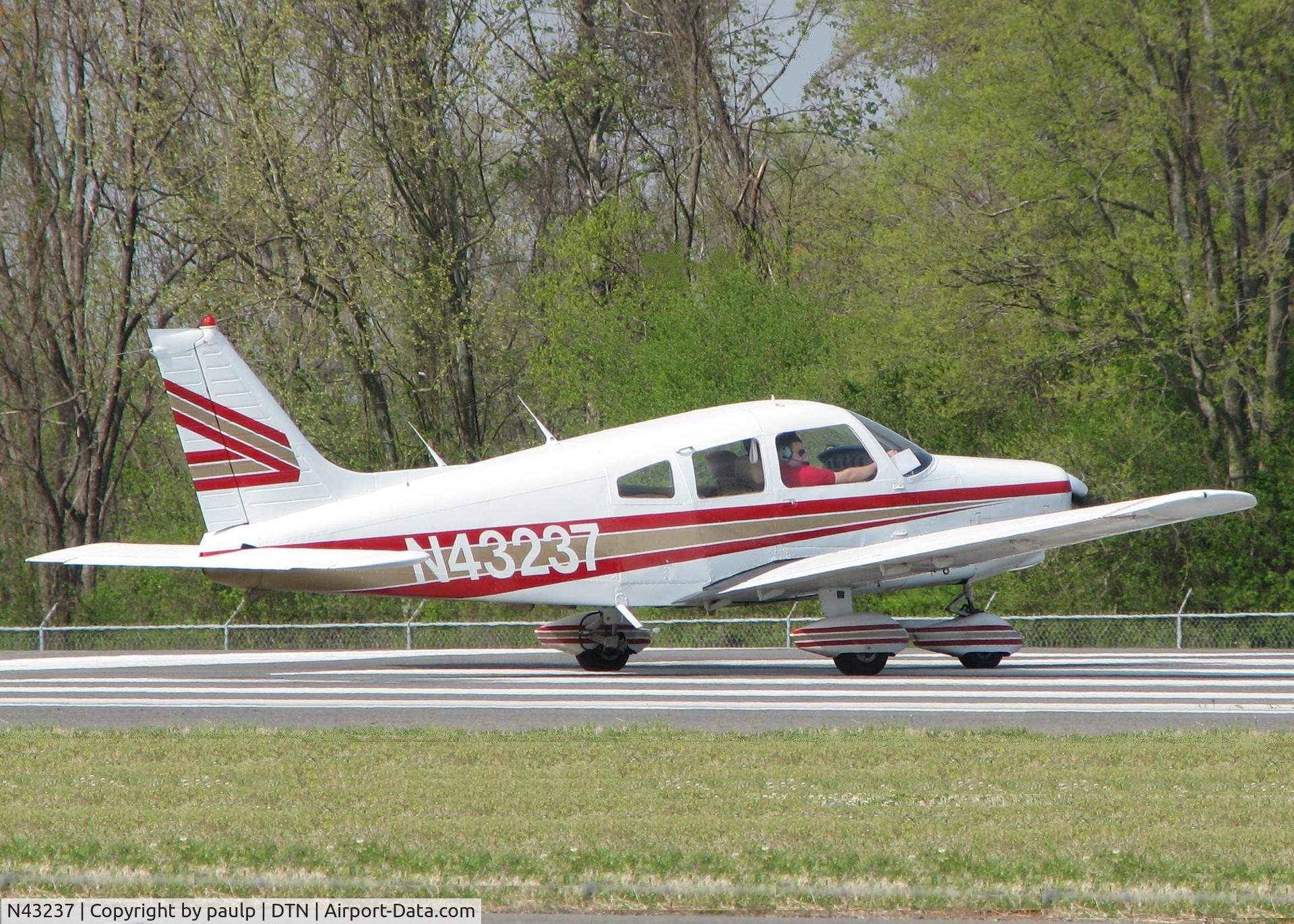 N43237, 1952 Piper PA-28-151 C/N 28-7415452, Turning onto 14 from Foxtrot at the Shreveport Downtown airport.