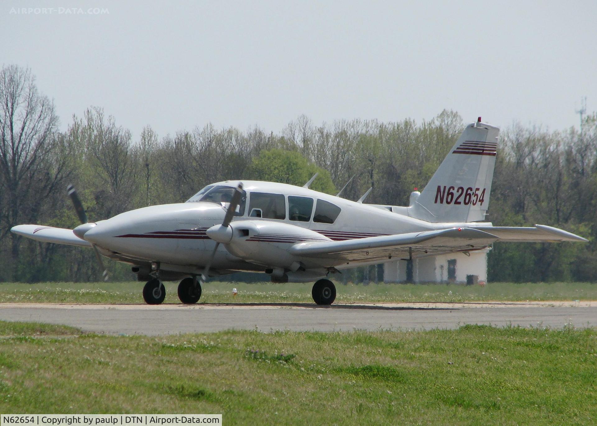 N62654, 1976 Piper PA-23-250 C/N 27-7654120, About to turn onto runway 14 for take off at Downtown Shreveport.