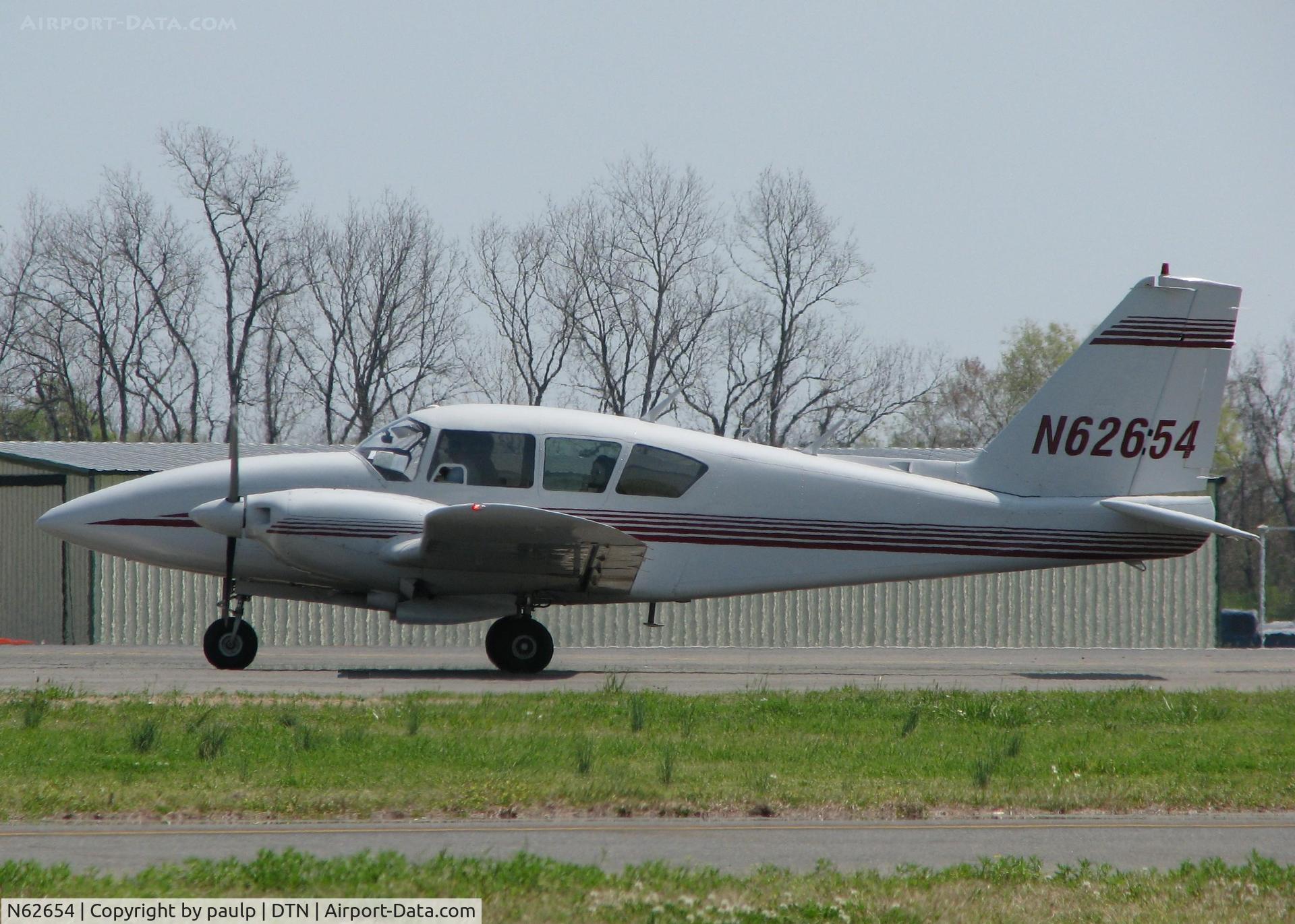 N62654, 1976 Piper PA-23-250 C/N 27-7654120, Crossing over 14 after landing at Downtown Shreveport.
