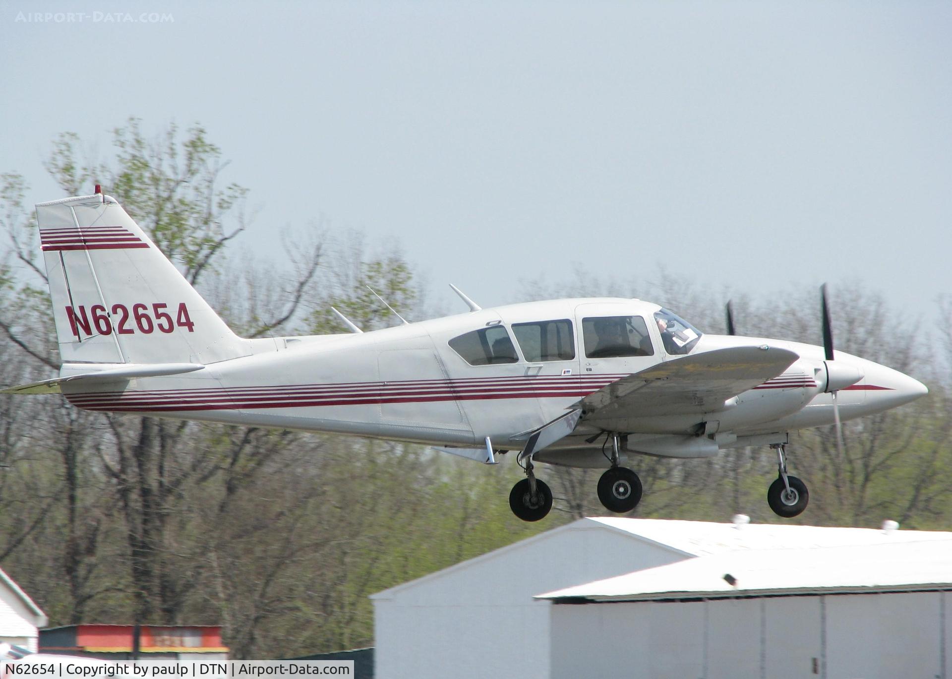 N62654, 1976 Piper PA-23-250 C/N 27-7654120, About to touch down on 14 at the Shreveport Downtown airport.