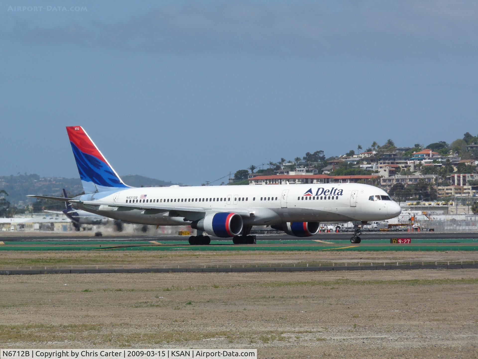 N6712B, 2000 Boeing 757-232 C/N 30484, Delta 757 taxiing to 27 in San Diego.