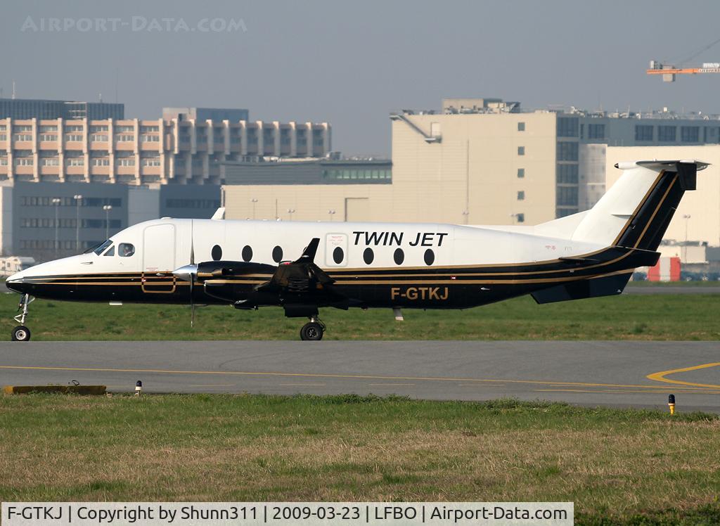 F-GTKJ, 1998 Beech 1900D C/N UE-348, Taxiing holding point rwy 32R for departure...